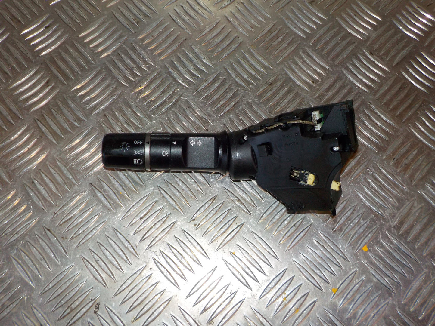 Mazda 2 De Kontakt Blink Med OEM Nr. DF7166122 Fra Mazda Ophugger