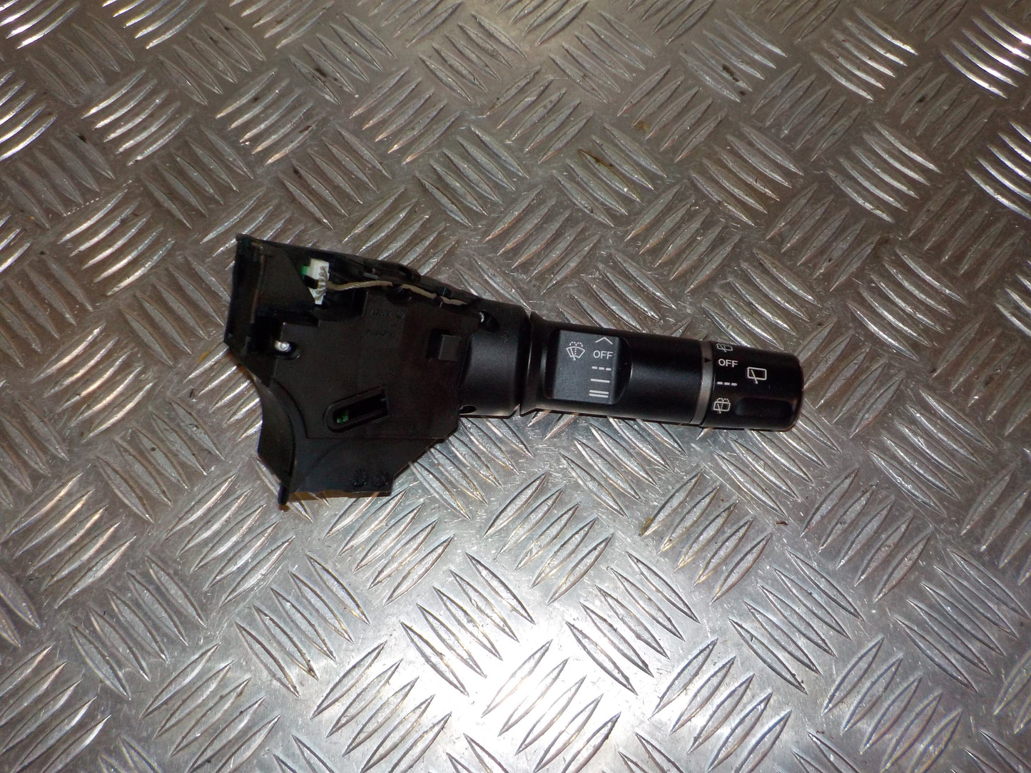 Mazda 2 De Kontakt Visker Med OEM Nr. DF7186128 Fra Mazda Ophugger