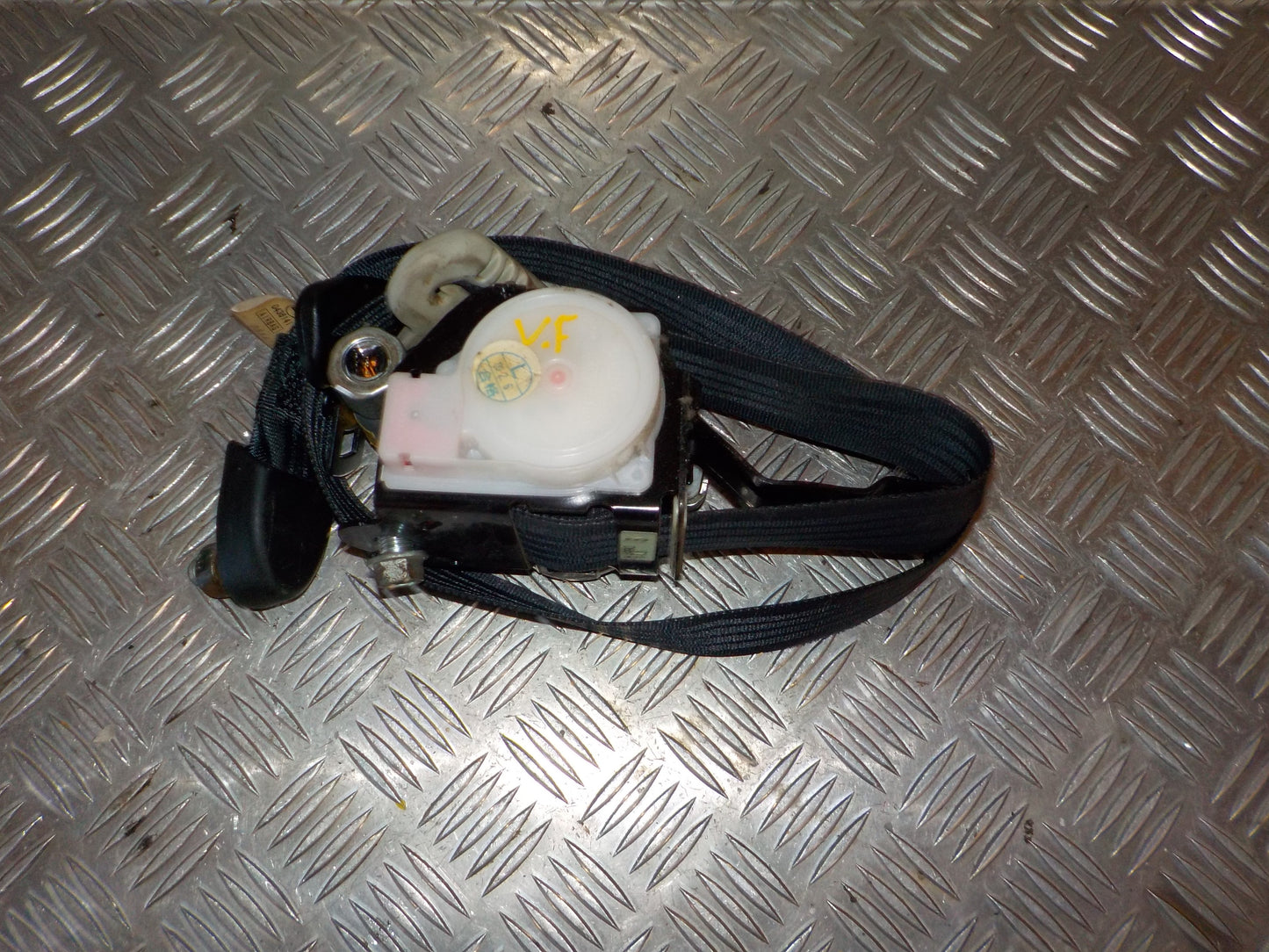 Mazda 2 De Sikkerhedsseler For Med OEM Nr. 0588129 Fra Mazda Ophugger