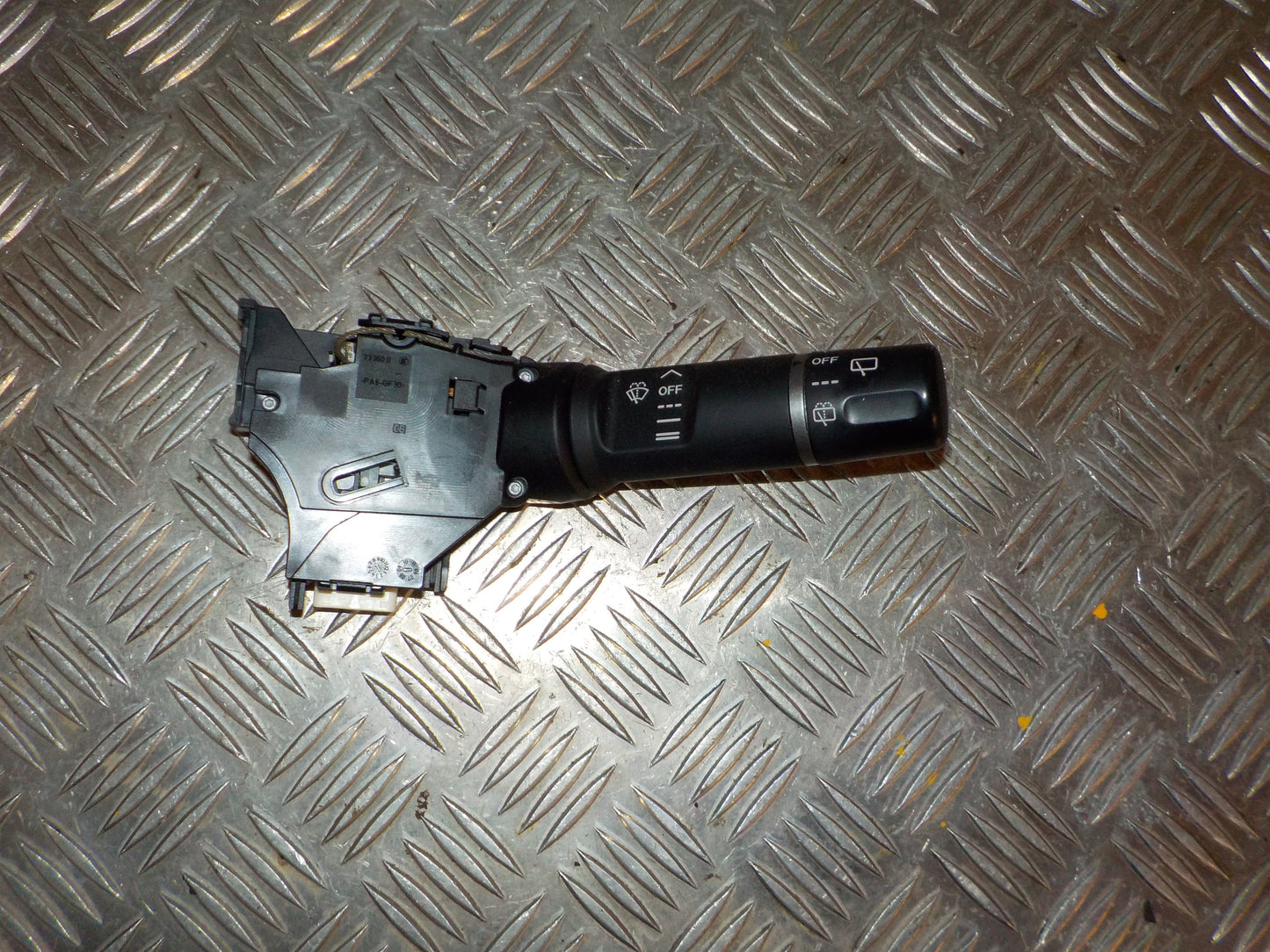 Mazda 2 De Kontakt Visker Med OEM Nr. DF7166128 Fra Mazda Ophugger