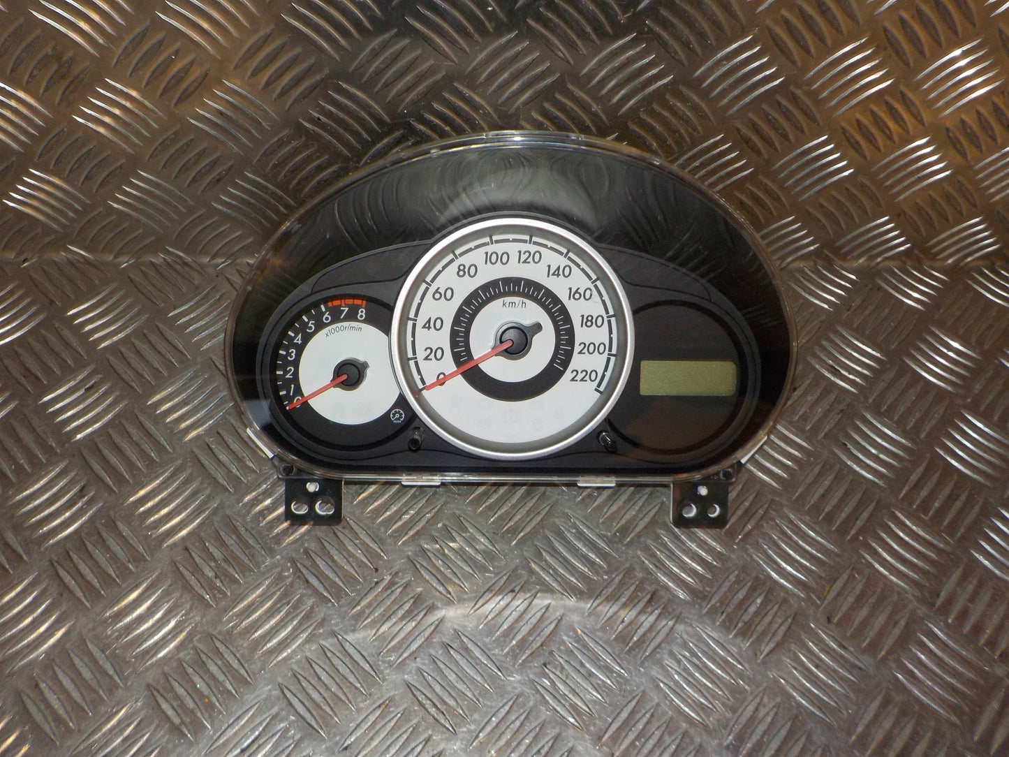 Mazda 2 De Speedometer - Instrument Med OEM Nr. DF71E Fra Mazda Ophugger