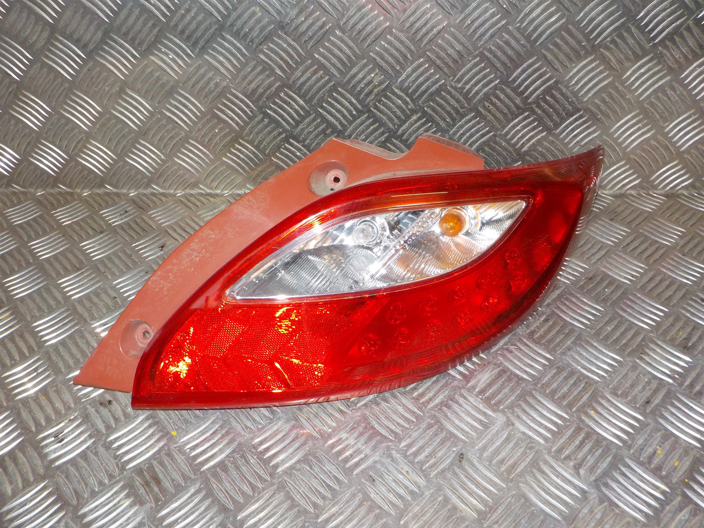 Mazda 2 DE Baglygte Med OEM Nr. Ophugger Fra Mazda Ophugger