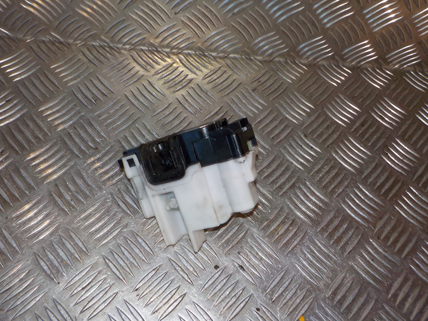 Fiat 500 Dørlås Med OEM Nr. 51827594 Fra Fiat Ophugger