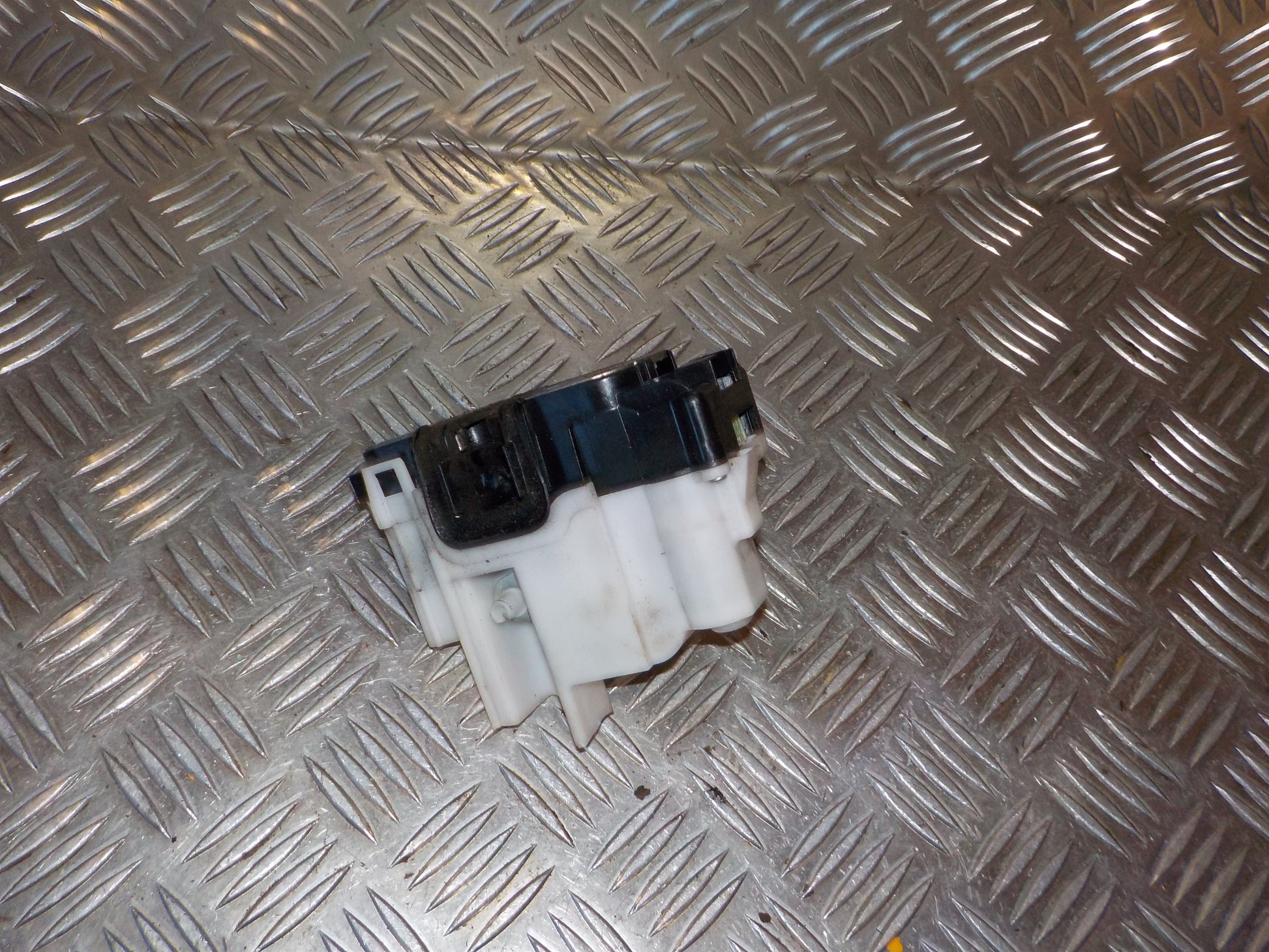Fiat 500 Dørlås Med OEM Nr. 51827594 Fra Fiat Ophugger