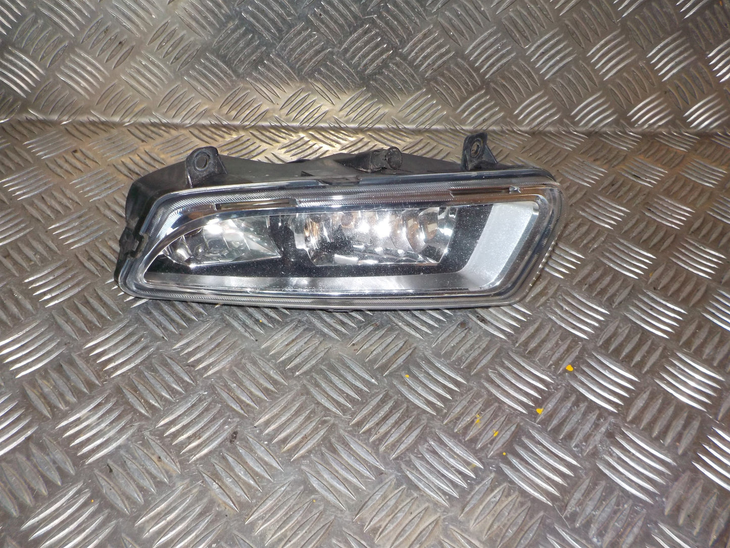 VW Polo 6R Tågelygte For Med OEM Nr. 6R0941061B Fra VW Ophugger