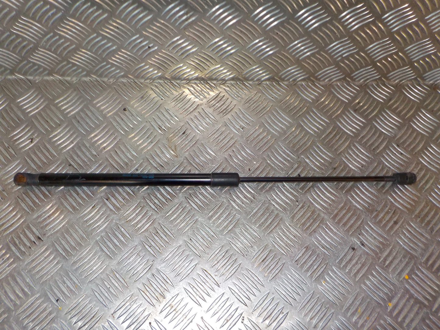 VW Polo 6R Bagklapsdæmper Med OEM Nr. 6R6827550A Fra VW Ophugger