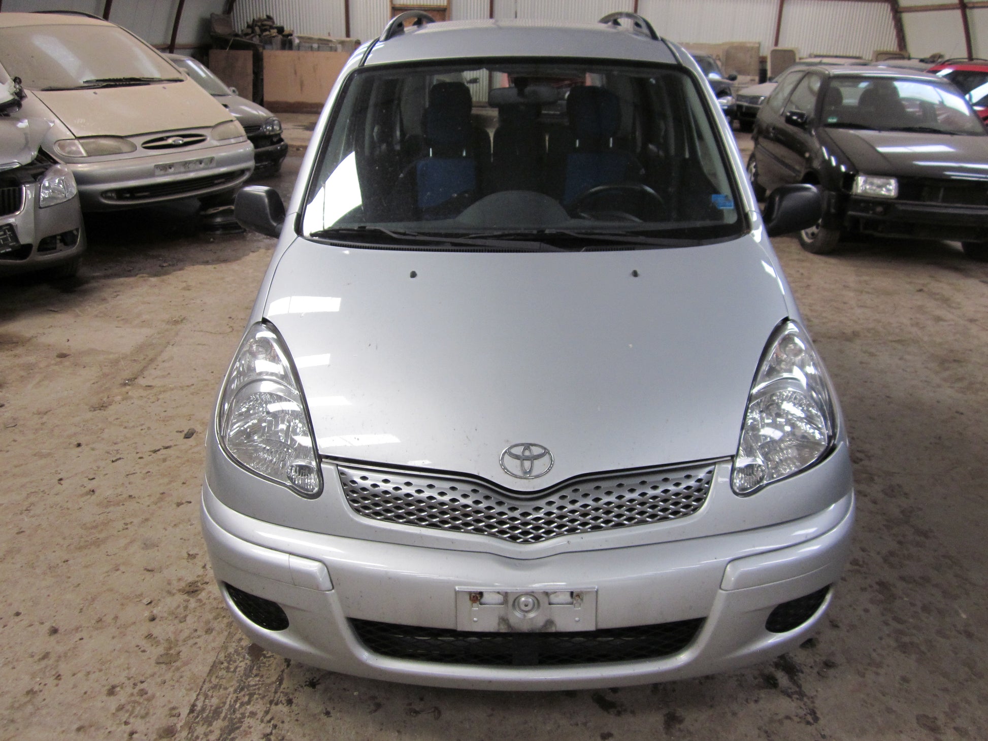 Toyota Yaris Verso Pluk-Selv-Bil Med OEM Nr. Ophugger Fra Toyota Ophugger