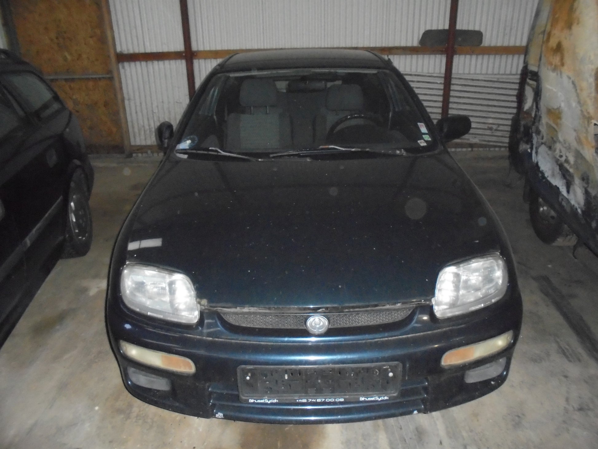 Mazda 323 C 3D BA13 Pluk-Selv-Bil Med OEM Nr. Ophugger Fra Mazda Ophugger