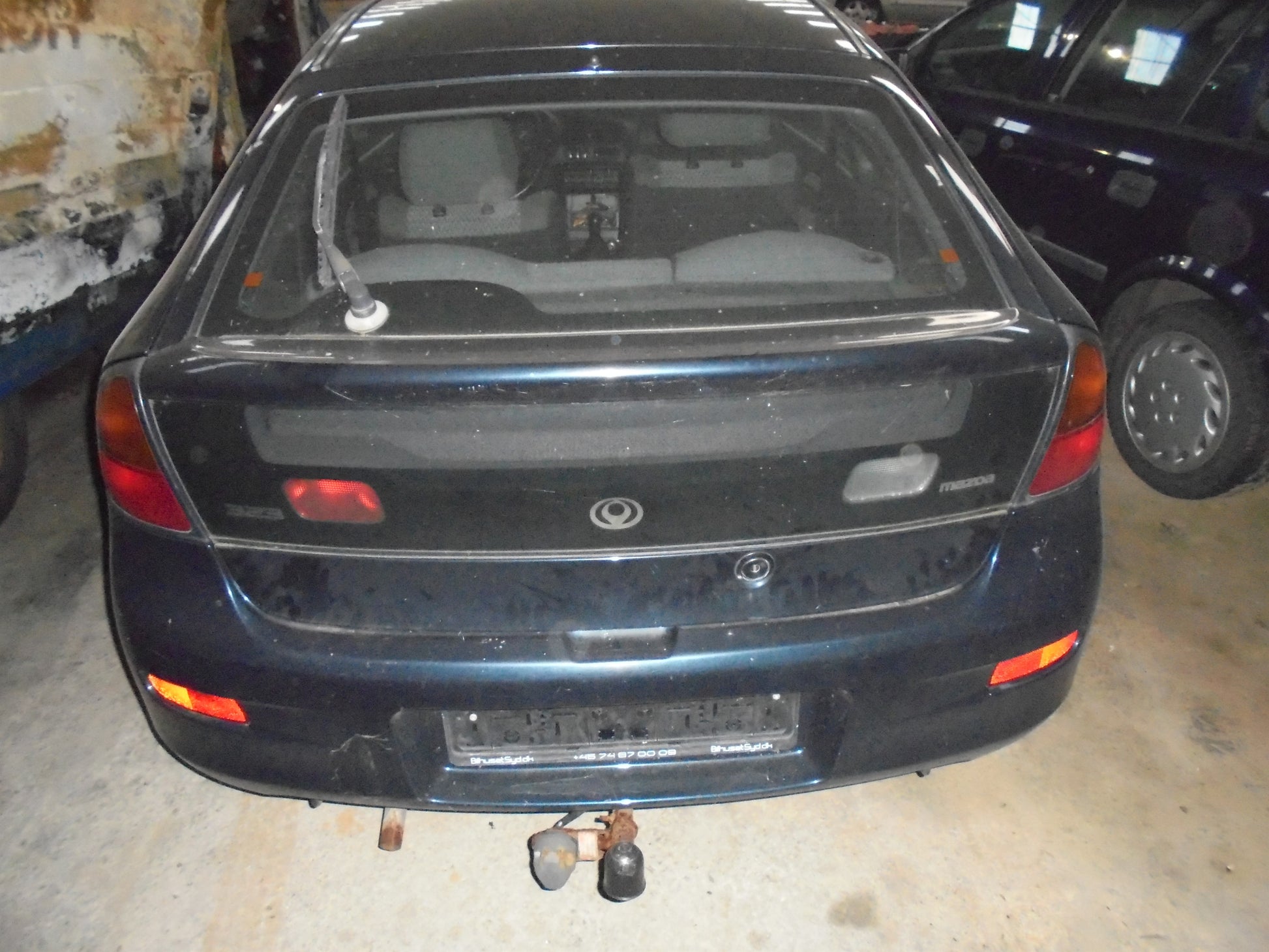 Mazda 323 C 3D BA13 Pluk-Selv-Bil Med OEM Nr. Ophugger Fra Mazda Ophugger