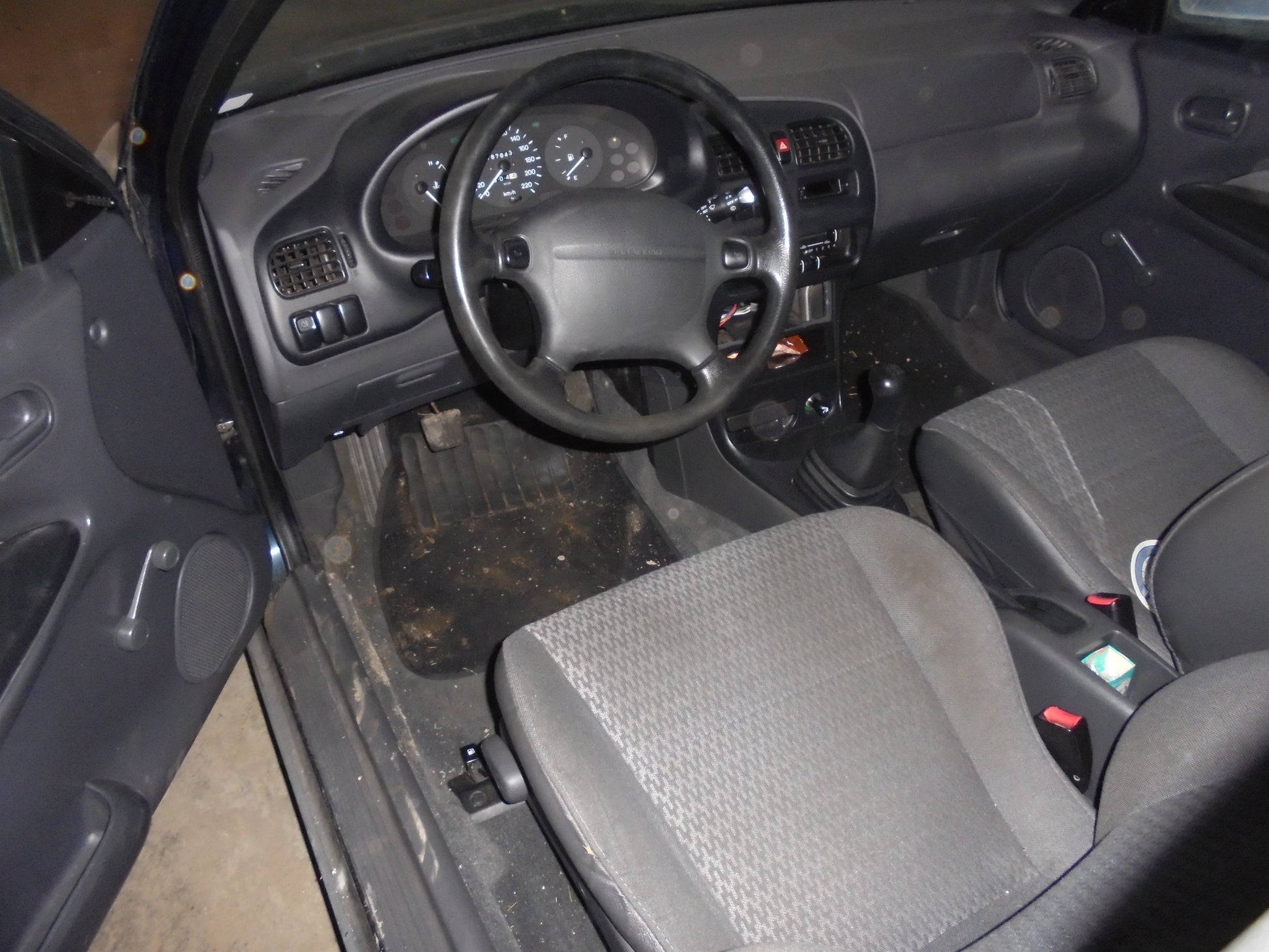 Mazda 323 C 3D BA13 Pluk-Selv-Bil Med OEM Nr. Ophugger Fra Mazda Ophugger