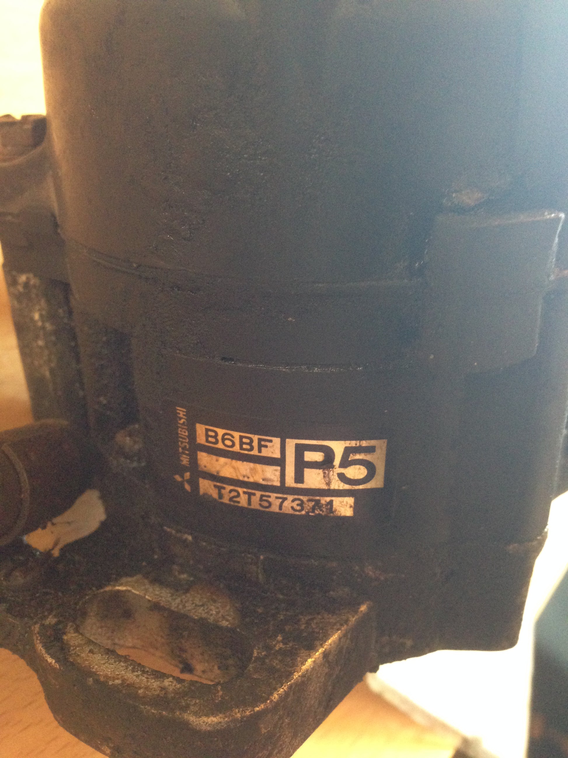 Mazda 323 S 4D BA12 Strømfordeler El Med OEM Nr. Ophugger Fra Mazda Ophugger