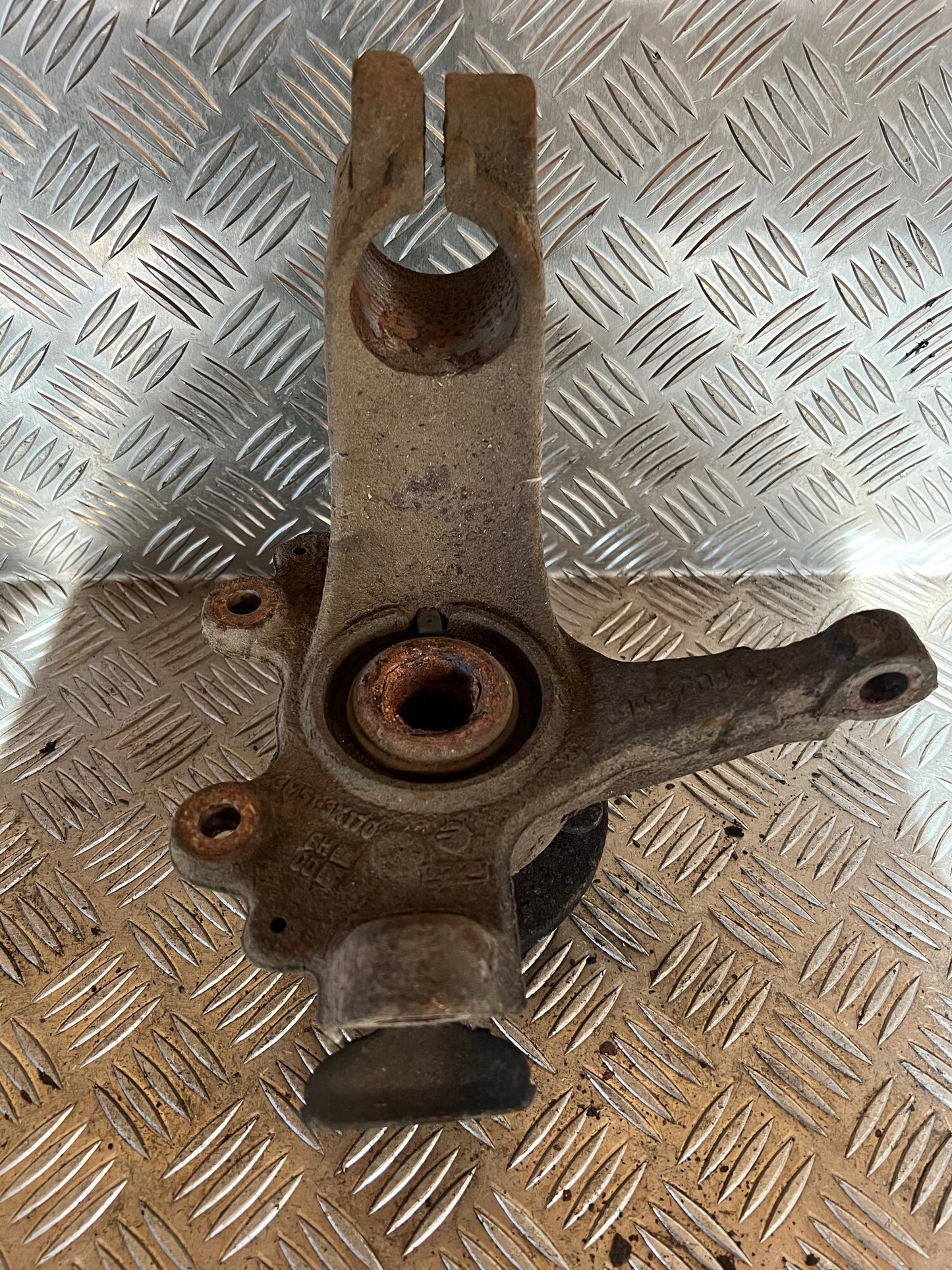 Ford Focus Spindel For H Med OEM Nr. 1420861 Fra Ford Ophugger