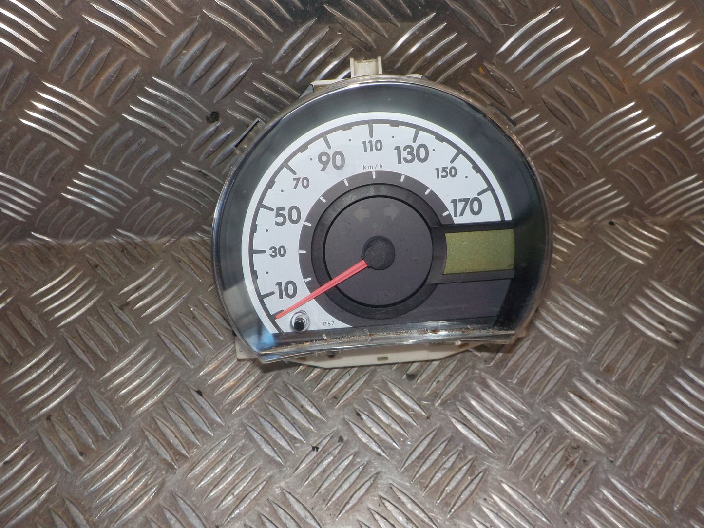 Toyota Aygo Instrument Med OEM Nr. 838000H062 Fra Toyota Ophugger