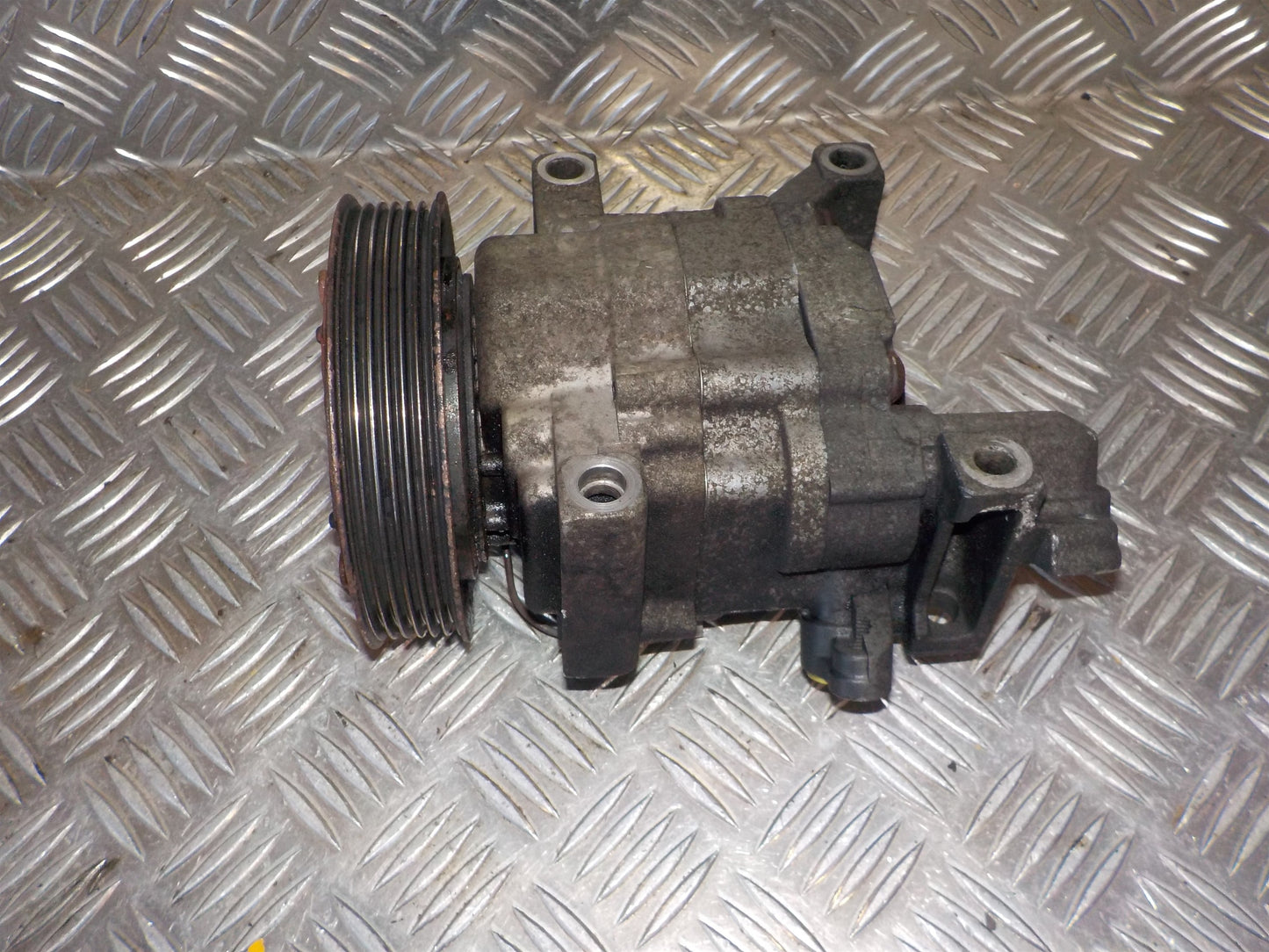 Toyota Aygo Aircondition Pumpe Med OEM Nr. 883100H020 Fra Toyota Ophugger