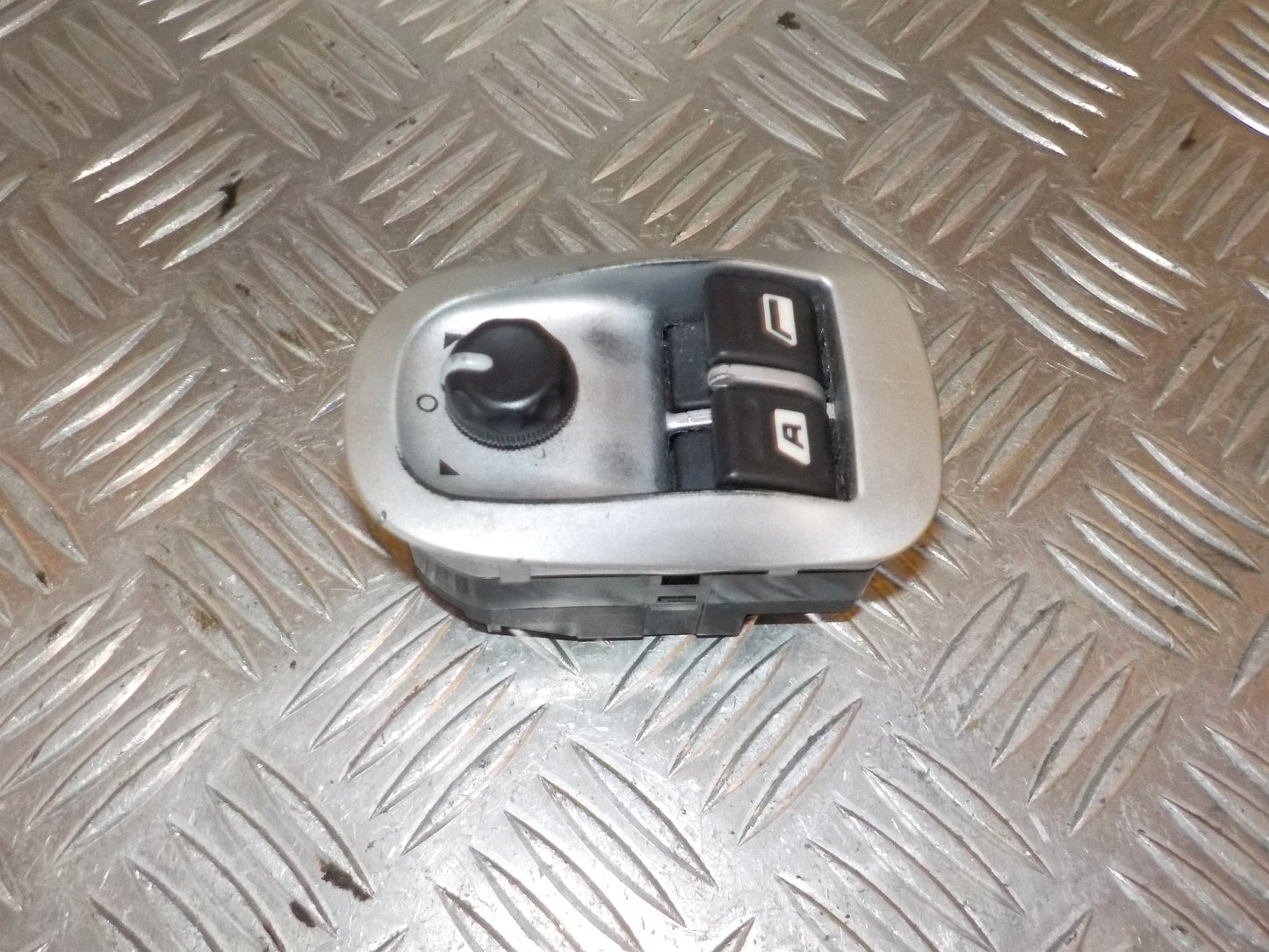Peugeot 206+ Kontakt Rudehejs Med OEM Nr. 6490J0 Fra Peugeot Ophugger