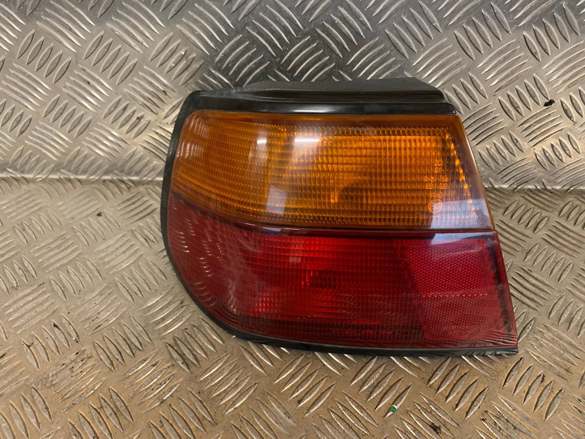 Nissan Almera N15 Baglygte Med OEM Nr. Ophugger Fra Nissan Ophugger