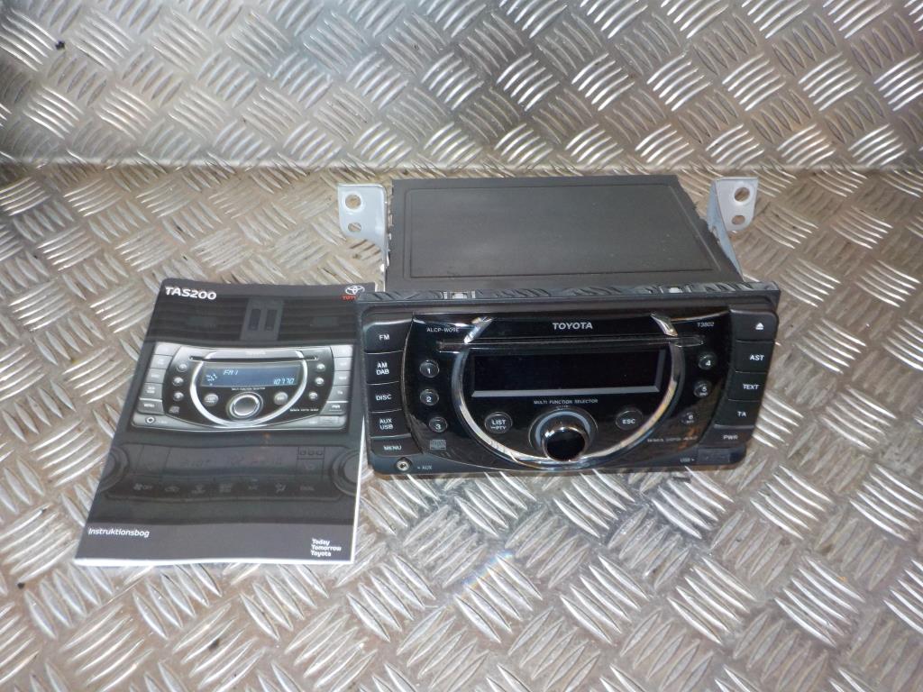 Toyota Yaris Radio M/Cd Med OEM Nr. PZ47600212AO Fra Toyota Ophugger