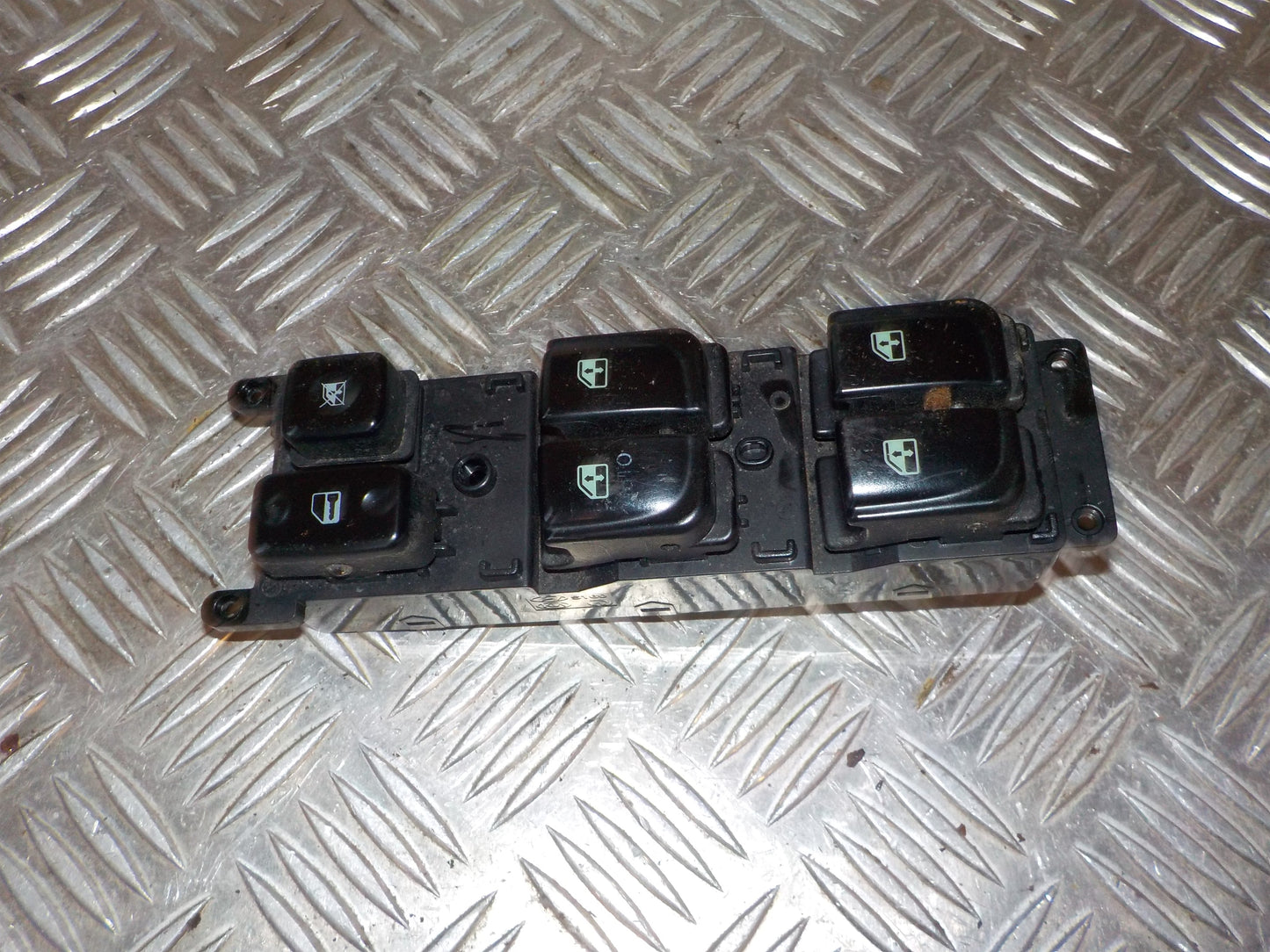 Hyundai Sonata Kontakt Rudehejs Med OEM Nr. 935703K010QS Fra Hyundai Ophugger