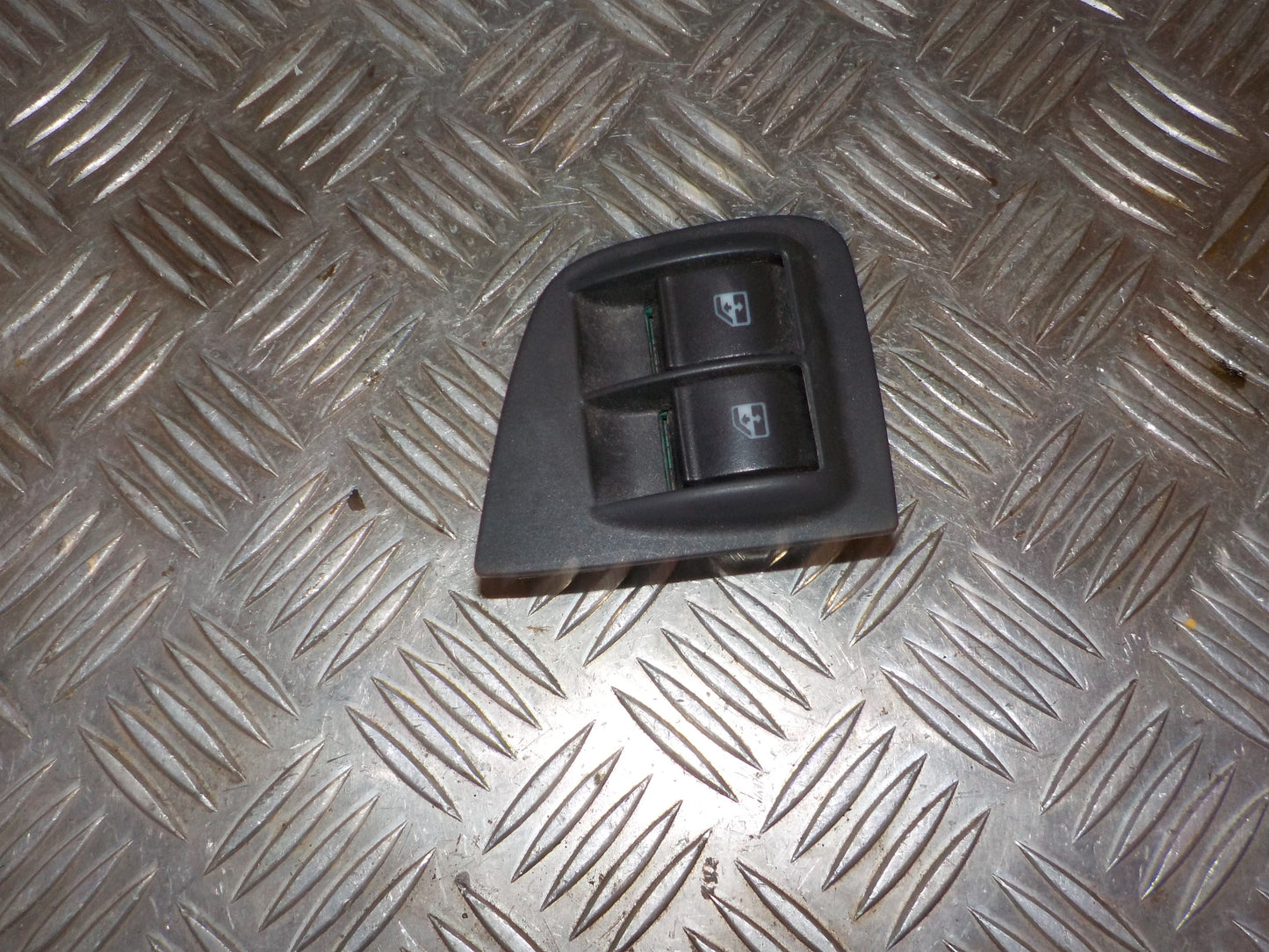 Fiat Doblo Kontakt Rudehejs Med OEM Nr. 735417034 Fra Fiat Ophugger