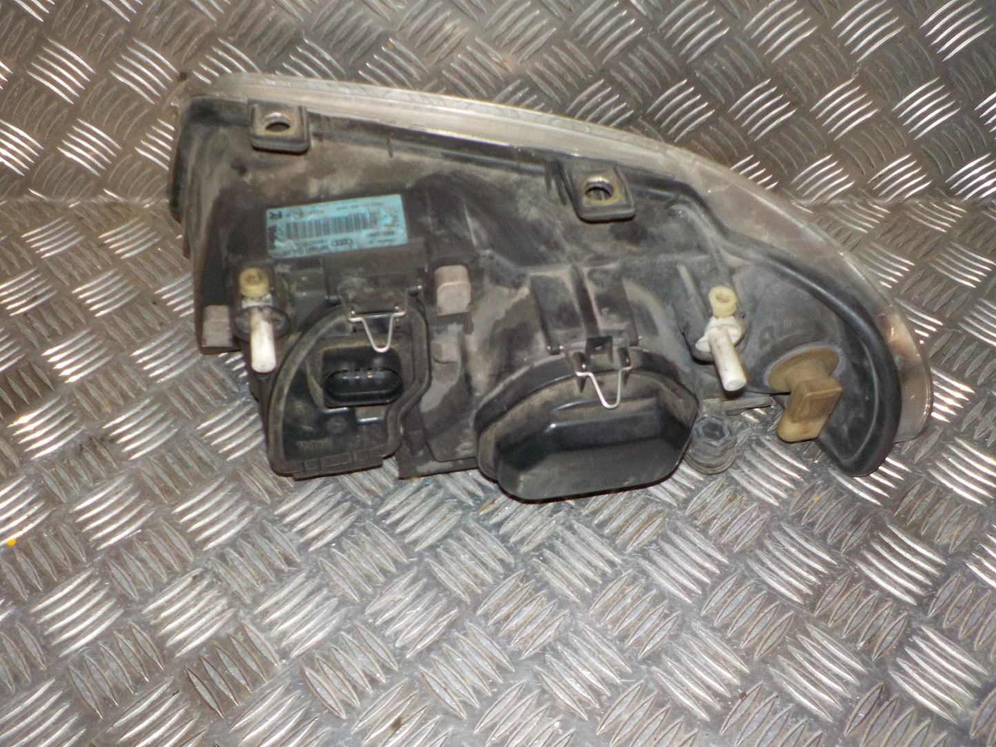 Audi A4 8D Forlygte Med OEM Nr. 8D0941004AK Fra Audi Ophugger