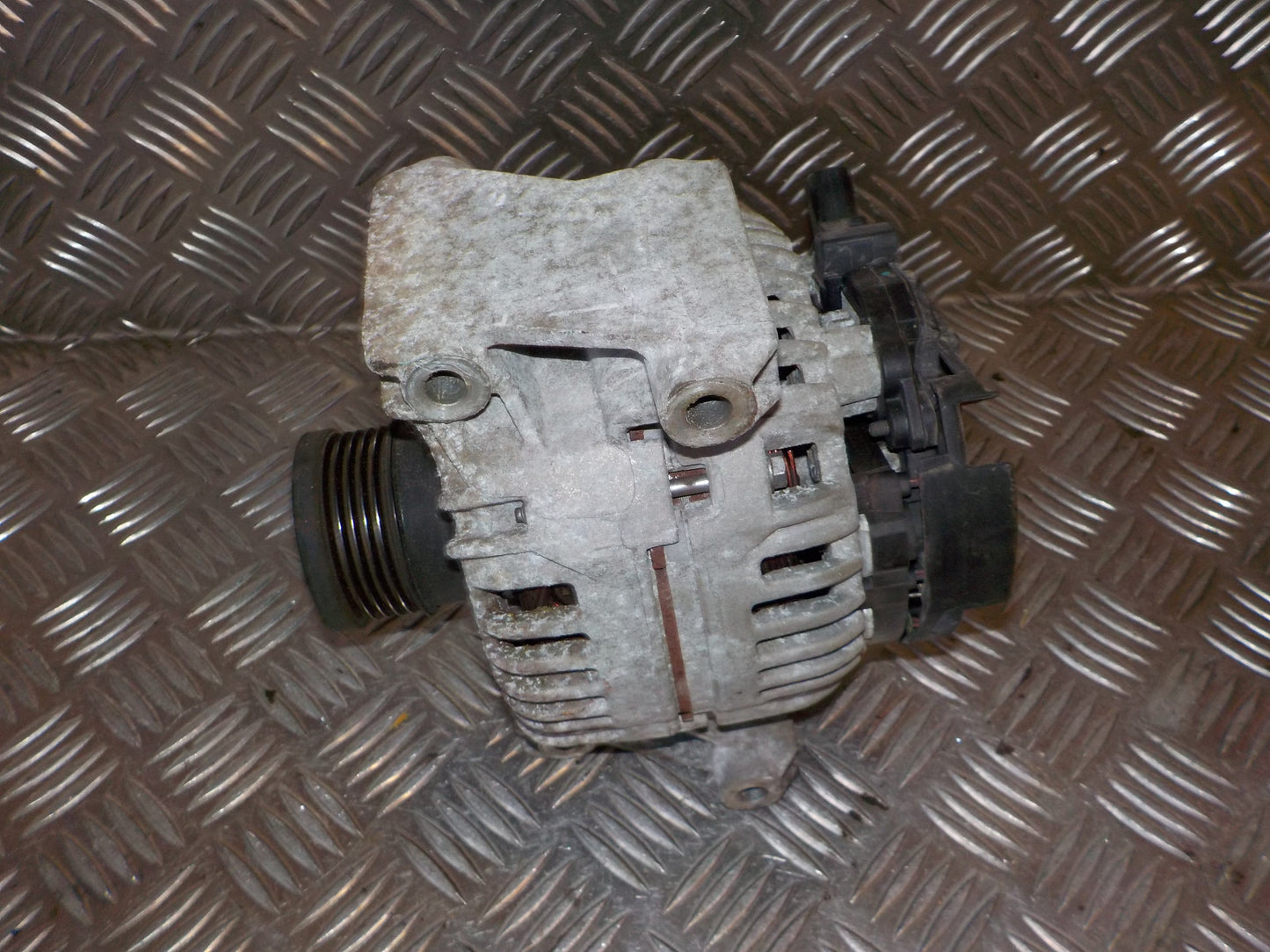 Saab 9-3 Generator Med OEM Nr. 0124425040 Fra Saab Ophugger