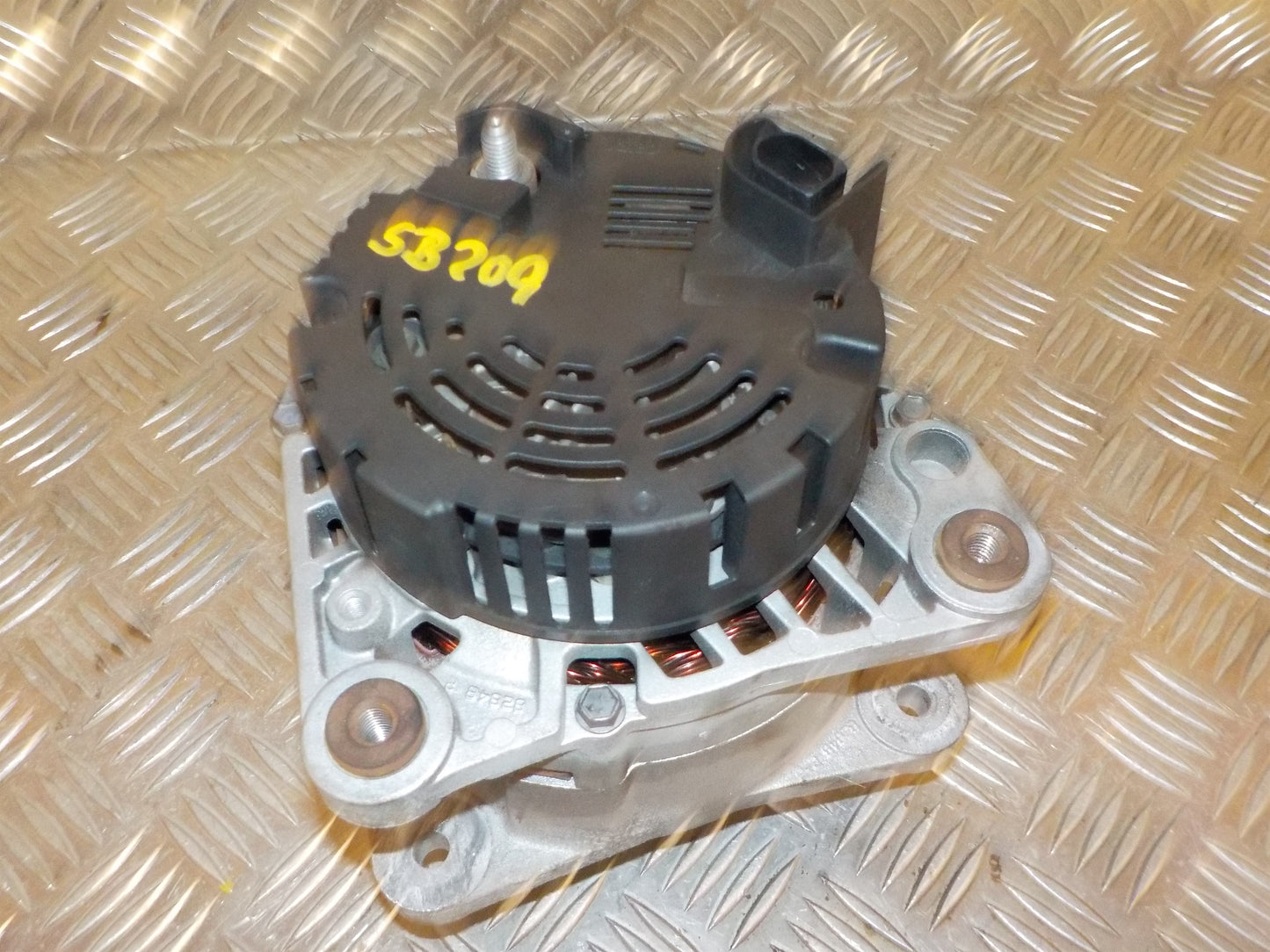 VW Passat 3B Generator Med OEM Nr. 058903018X Fra VW Ophugger