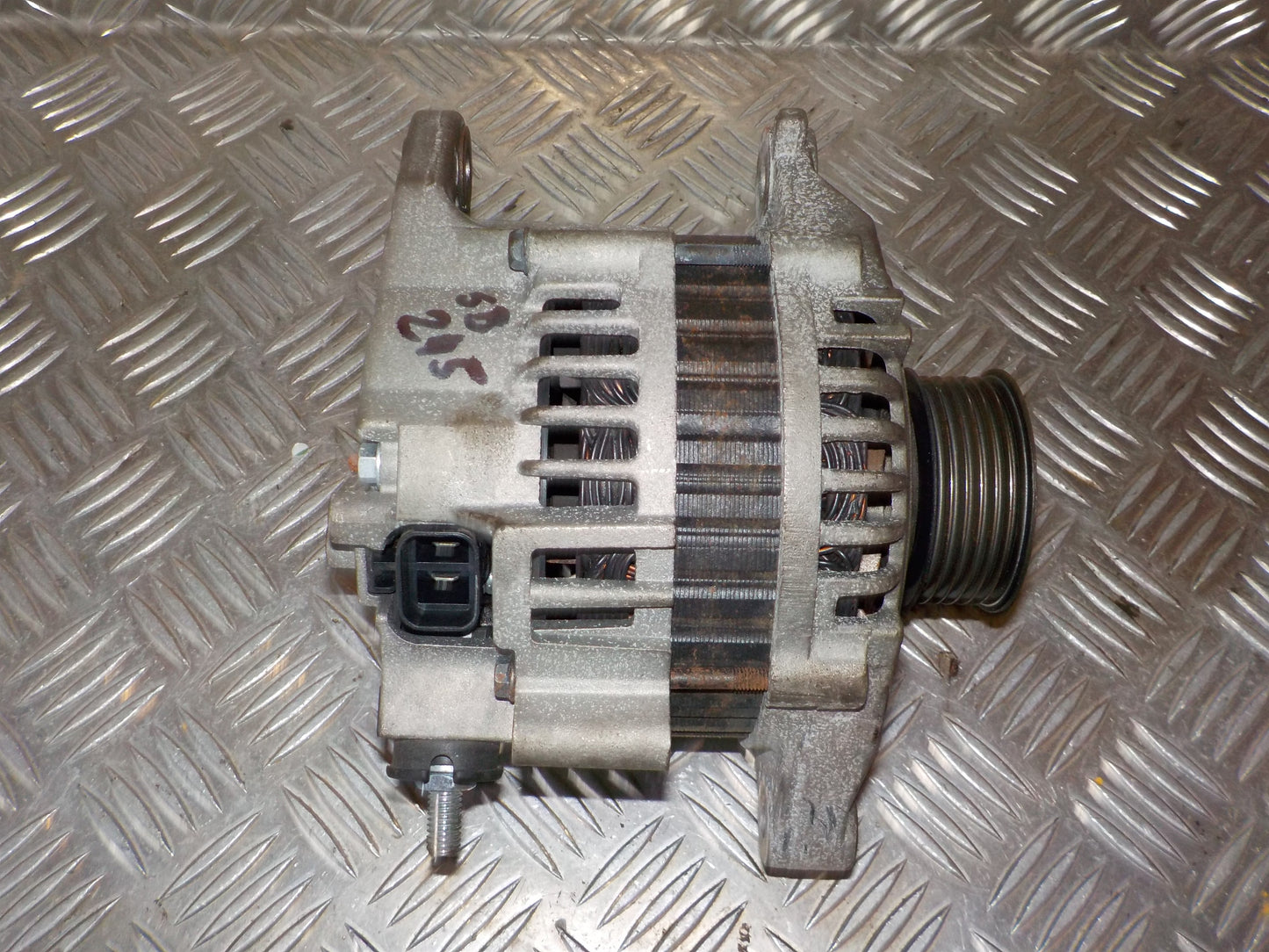 Nissan Primera P11 Generator Med OEM Nr. 0986045701 Fra Nissan Ophugger