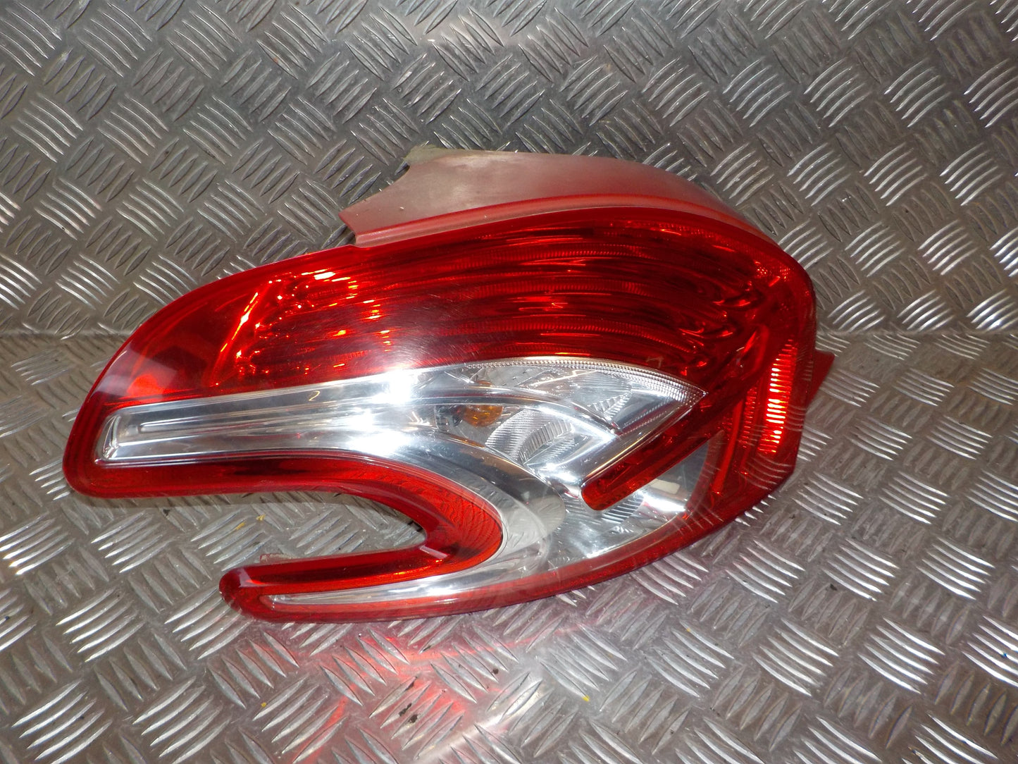 Peugeot 208 Baglygte Med OEM Nr. 9672628280 Fra Peugeot Ophugger