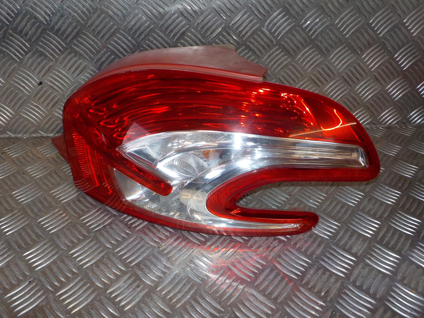 Peugeot 208 Baglygte Med OEM Nr. 9672629380 Fra Peugeot Ophugger