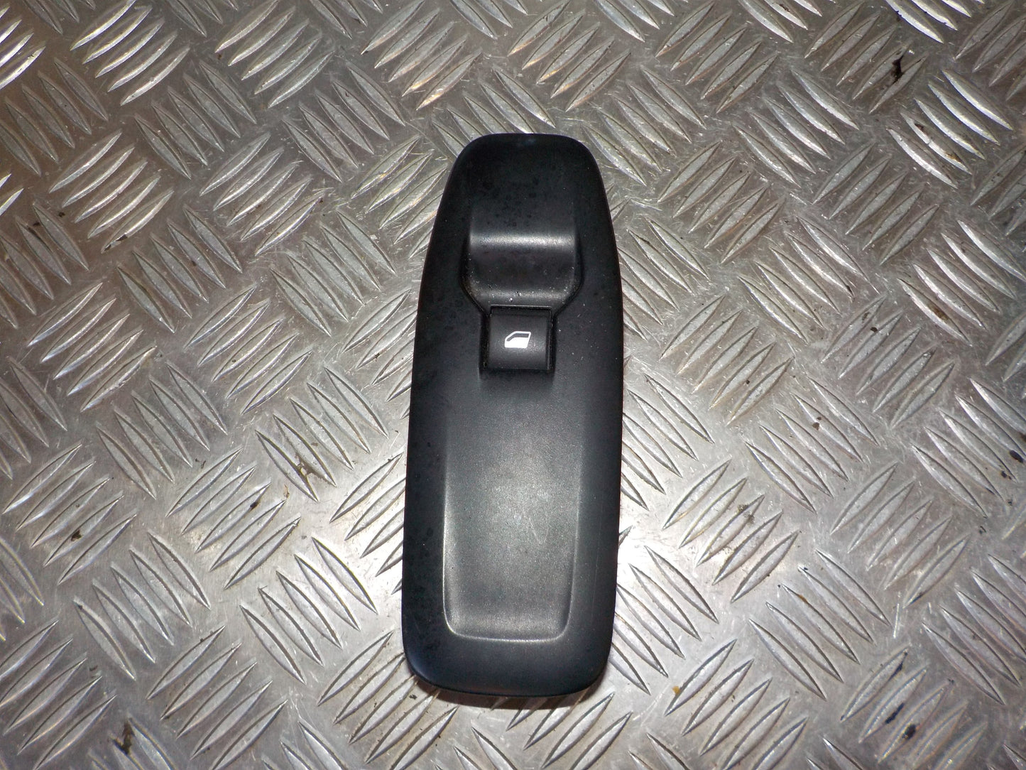 Peugeot 208 Kontakt Rudehejs Med OEM Nr. 96749628ZD Fra Peugeot Ophugger