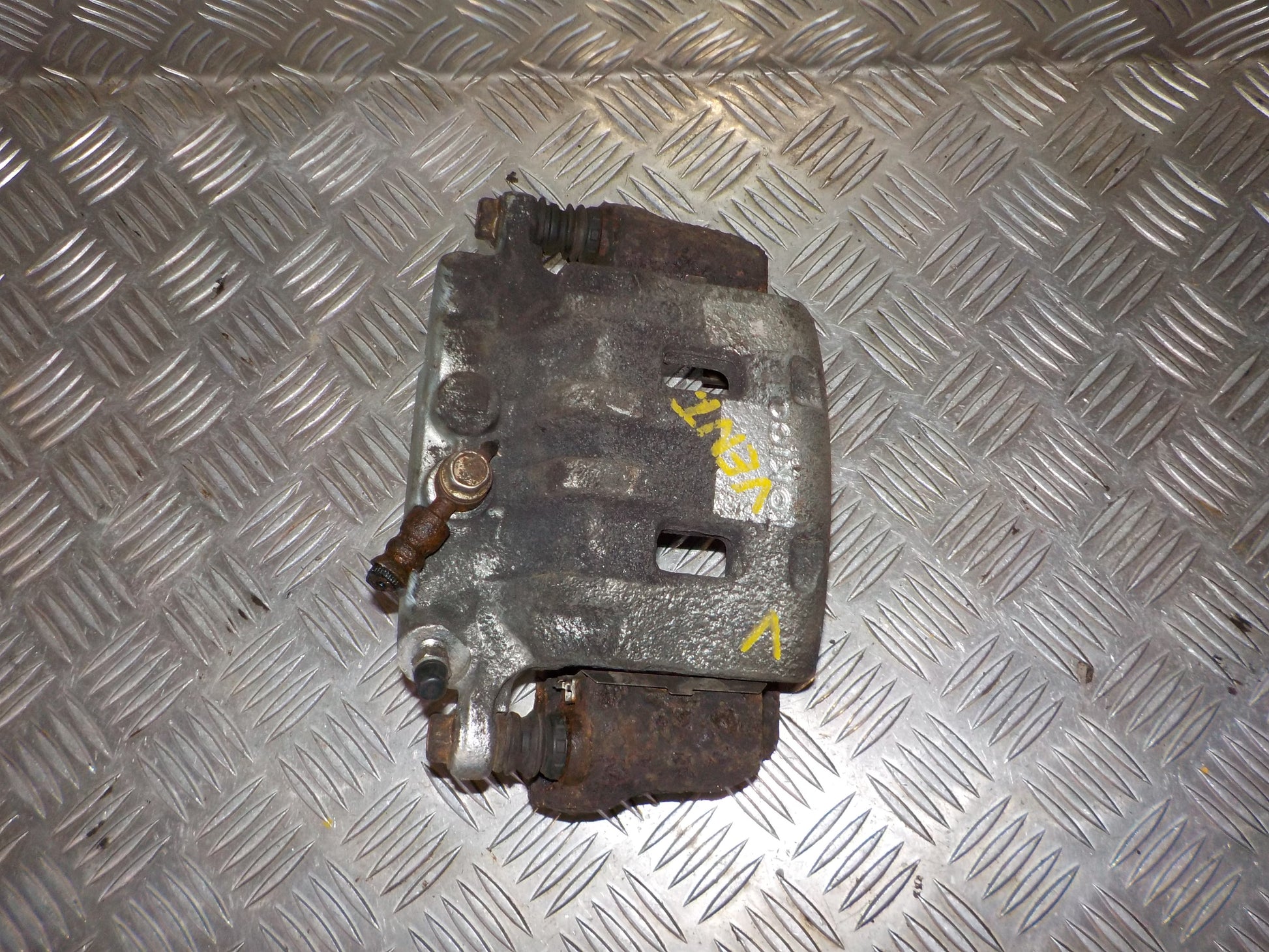 Mazda Pickup B Bremsekaliber VF Med OEM Nr. Ophugger Fra Mazda Ophugger