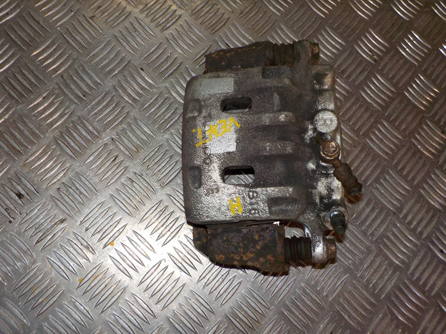 Mazda Pickup B Bremsekaliber Hf Med OEM Nr. Ophugger Fra Mazda Ophugger