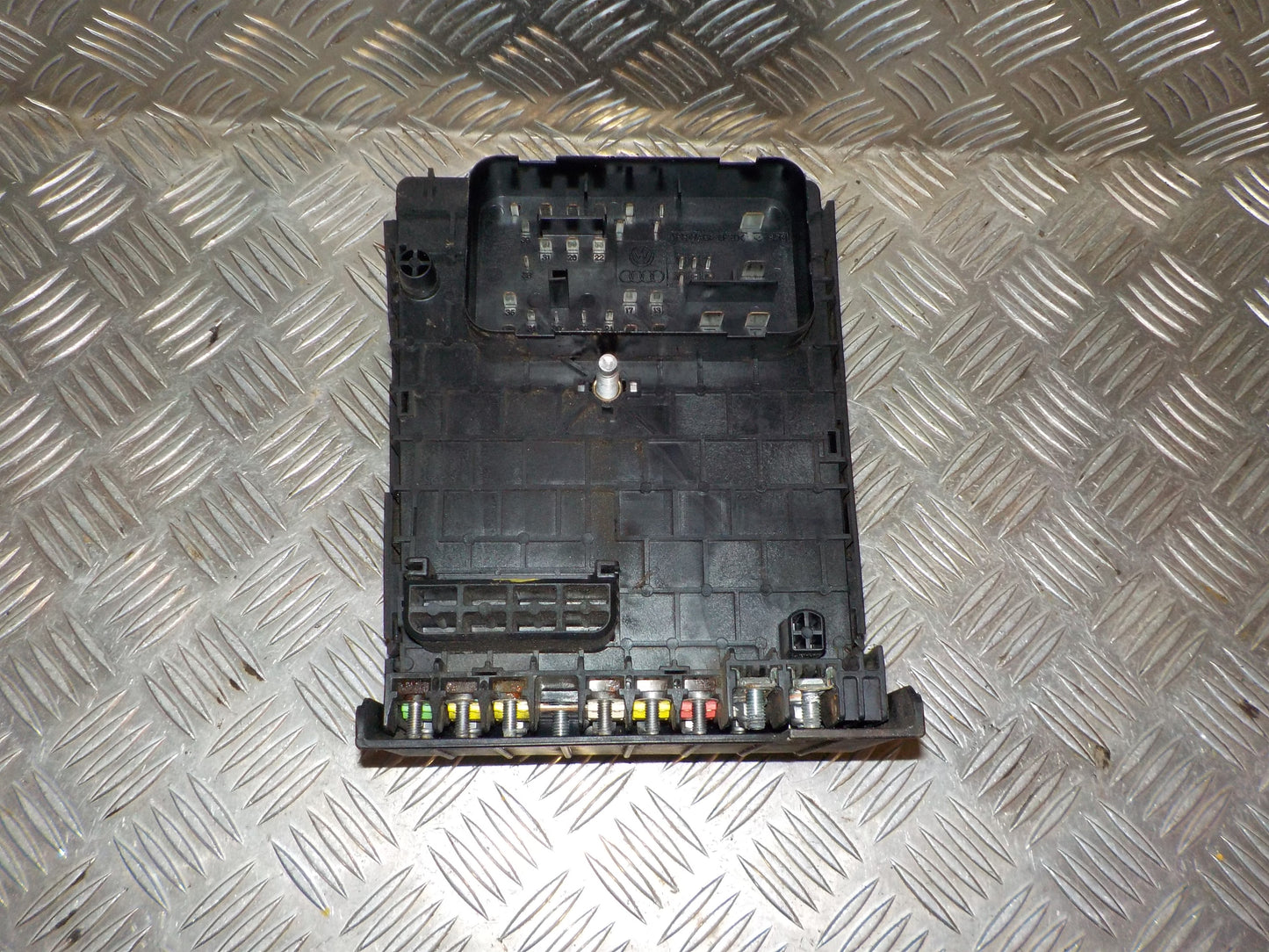 VW Passat 3C Sikringsboks Med OEM Nr. 3C0937125 Fra VW Ophugger