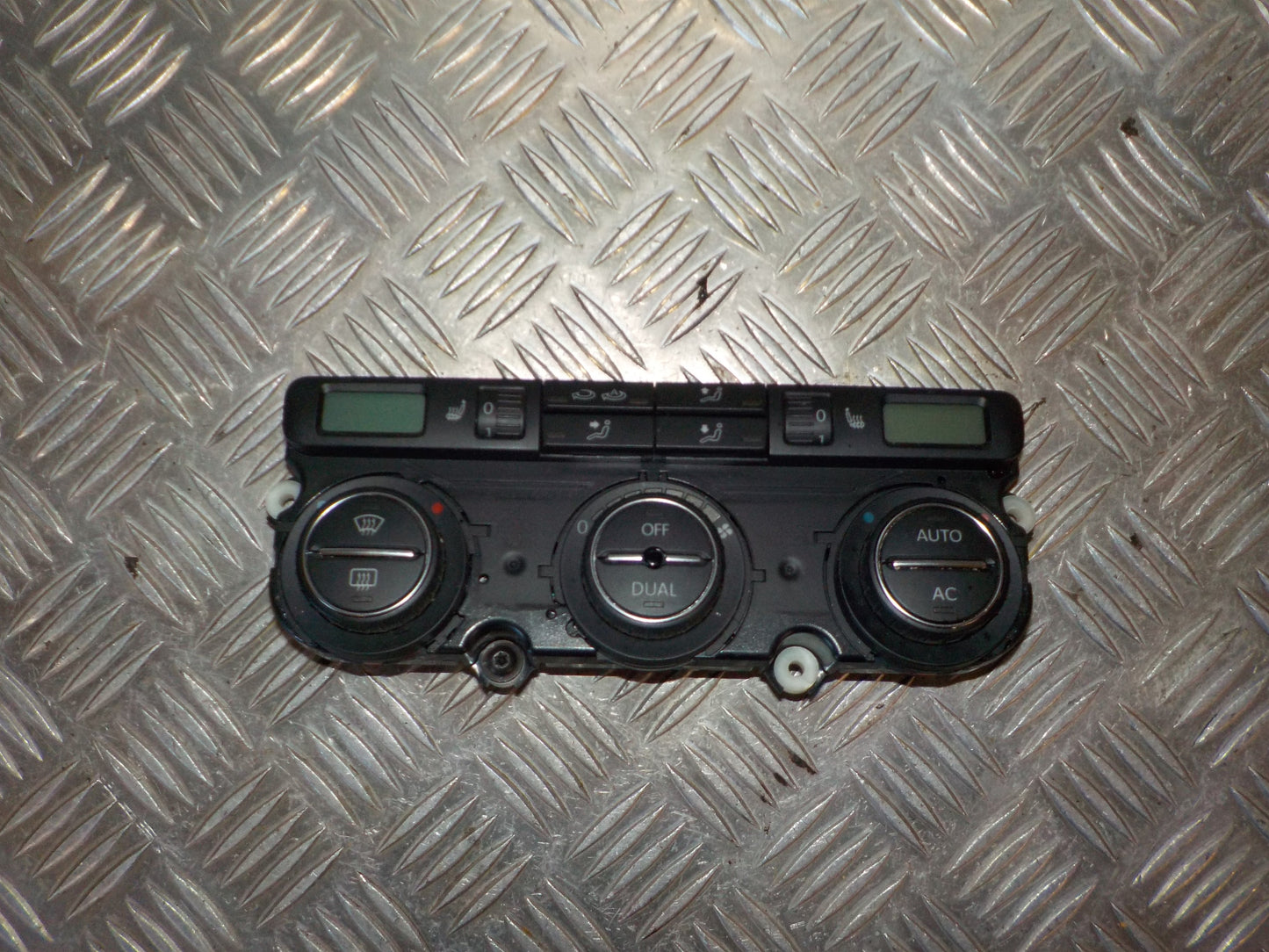 VW Passat 3C Varmeregulering Med OEM Nr. 3C0907044DK Fra VW Ophugger