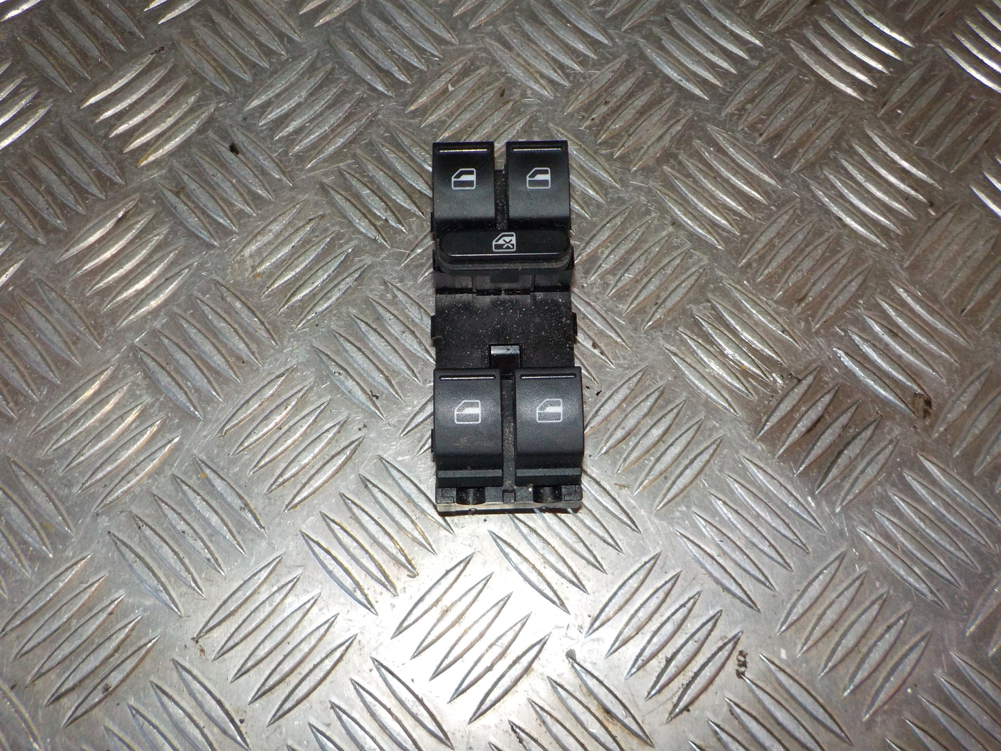 VW Passat 3C Kontakt Rudehejs Med OEM Nr. 1K4959857B Fra VW Ophugger