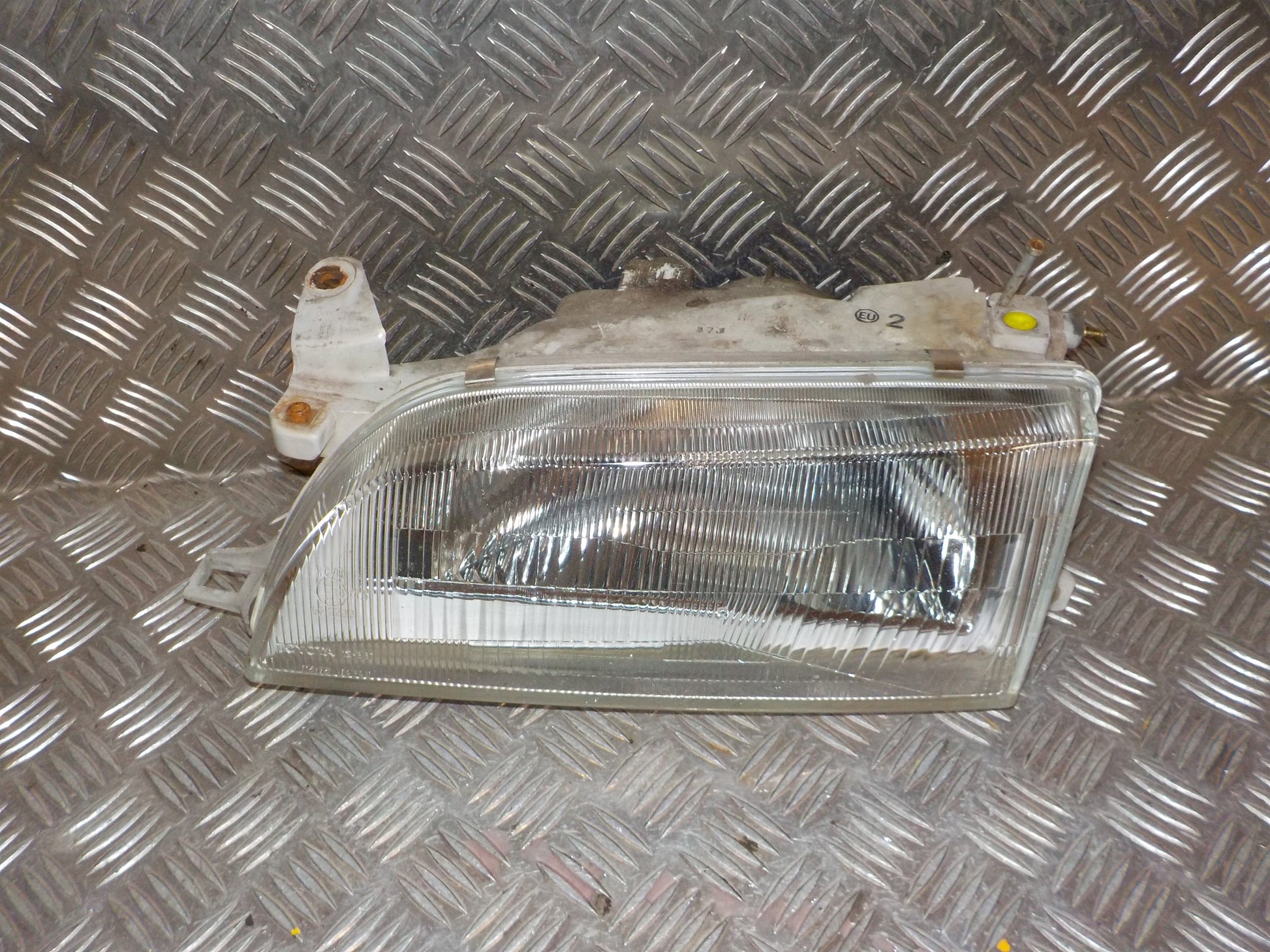 Toyota Corolla 3D–5D HB E100 Forlygte Med OEM Nr. 811501A551 Fra Toyota Ophugger