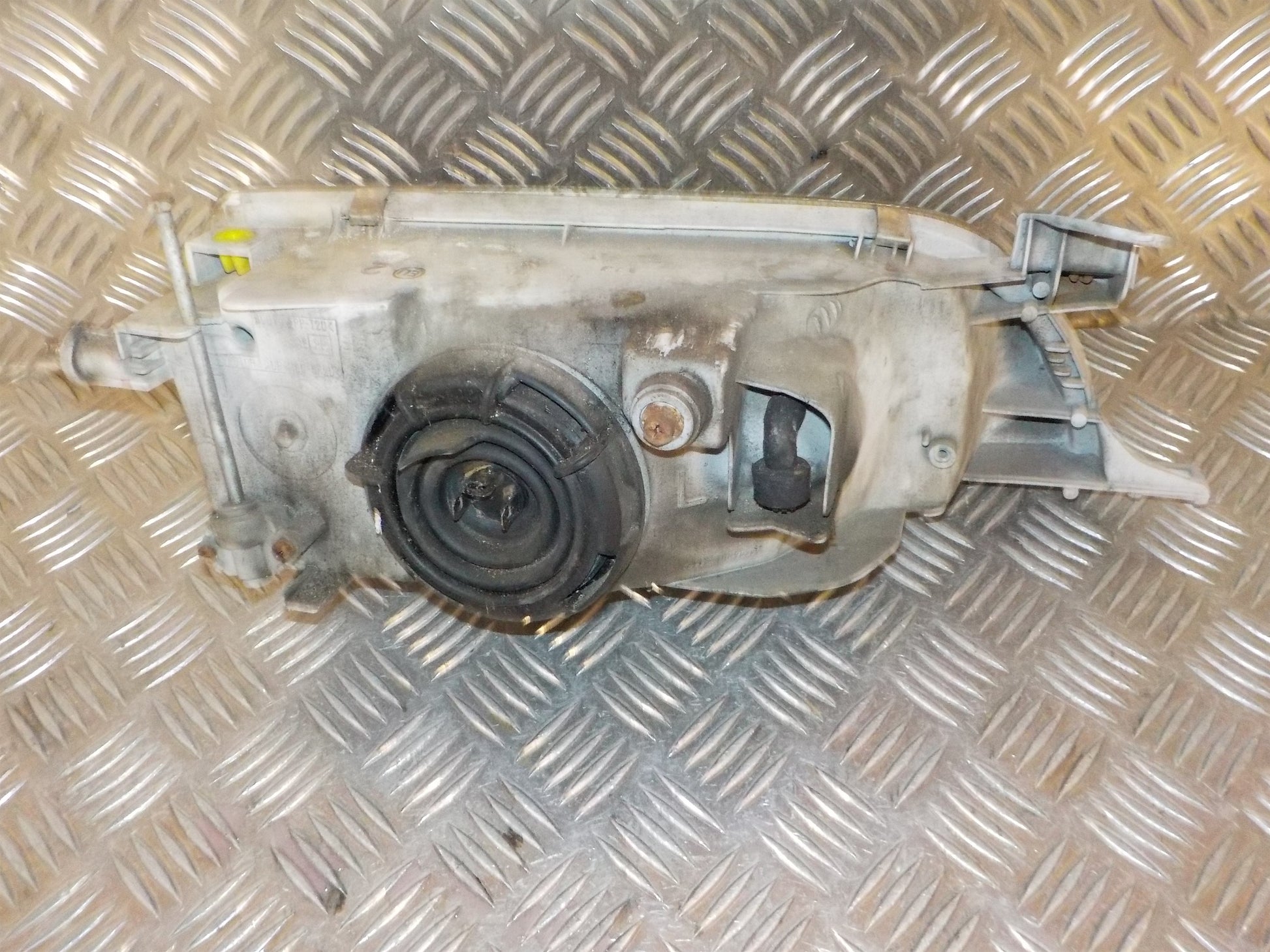 Toyota Corolla 3D–5D HB E100 Forlygte Med OEM Nr. 811501A551 Fra Toyota Ophugger