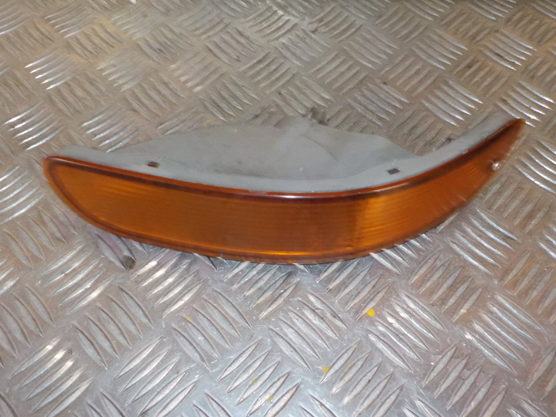 Toyota Corolla 3D–5D HB E100 Blinklygte For Med OEM Nr. 8152012720 Fra Toyota Ophugger