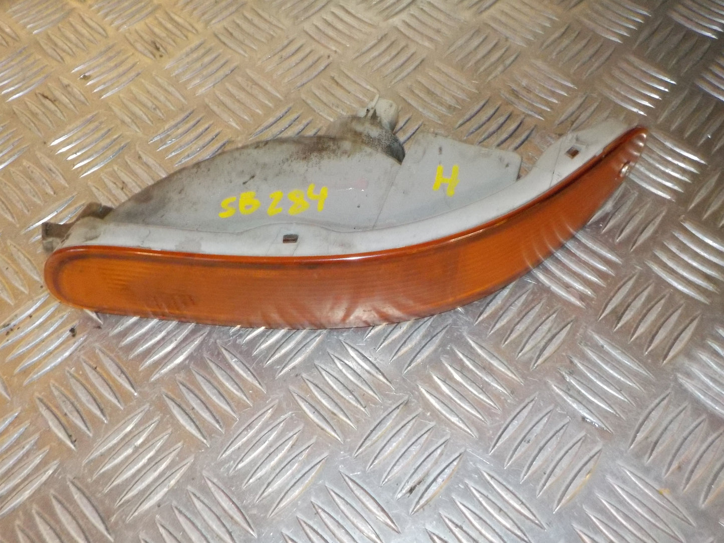 Toyota Corolla 3D–5D HB E100 Blinklygte For Med OEM Nr. 8151012740 Fra Toyota Ophugger
