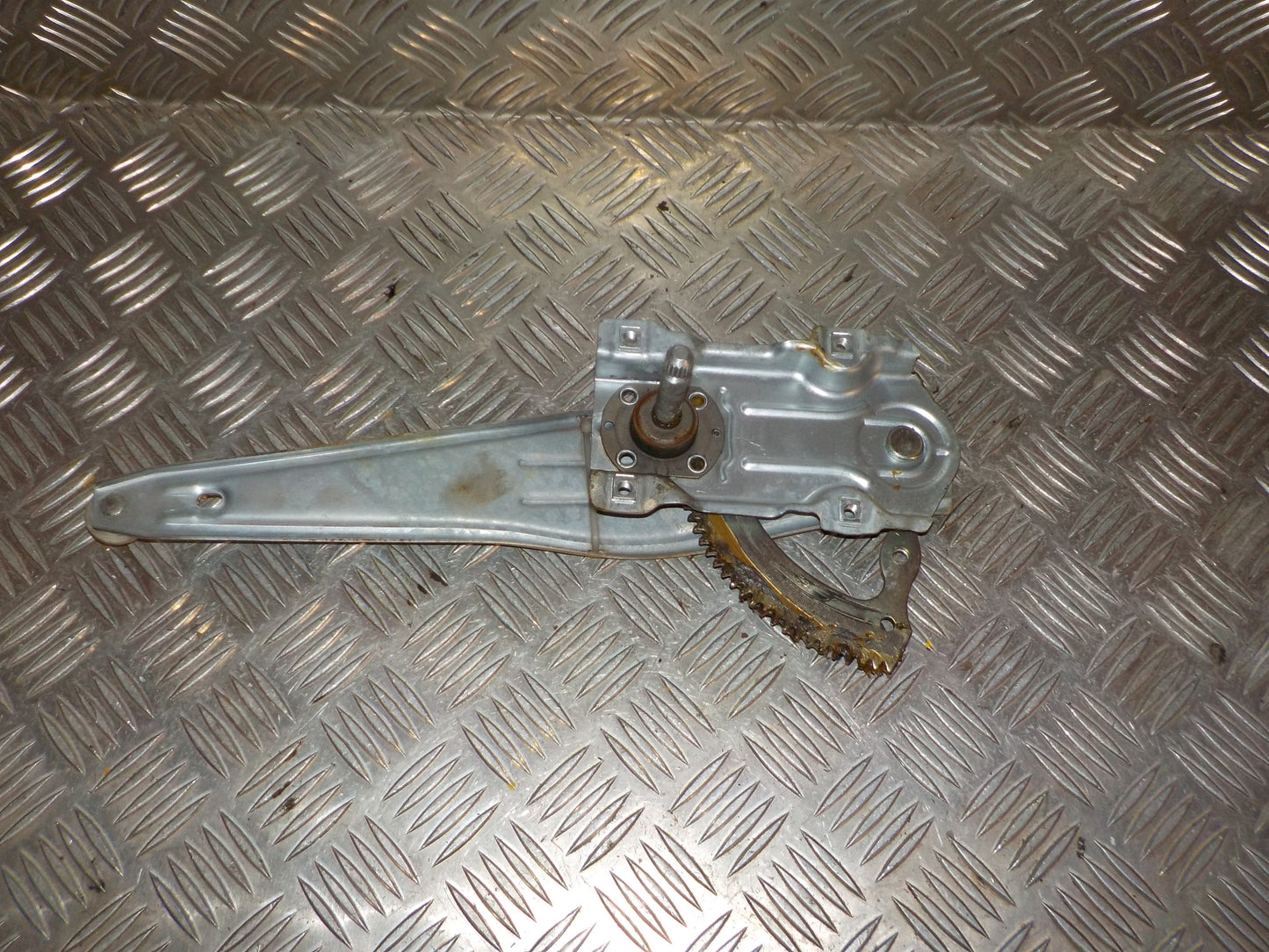 Toyota Corolla E12 Rudemotor - Rudehejs Med OEM Nr. 6984002110 Fra Toyota Ophugger