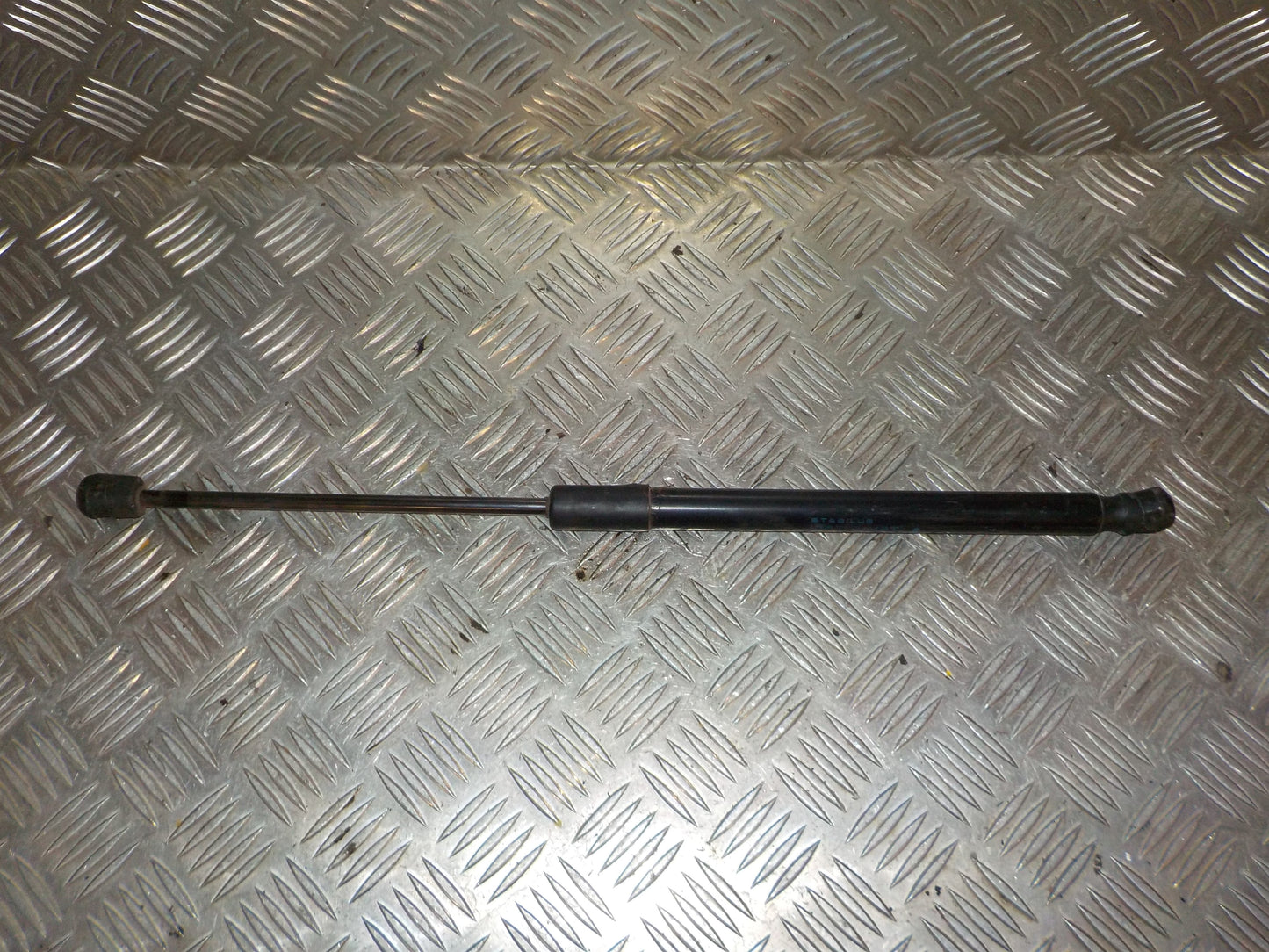 Renault Clio 3 Bagklapsdæmper Med OEM Nr. 8200583852 Fra Renault Ophugger