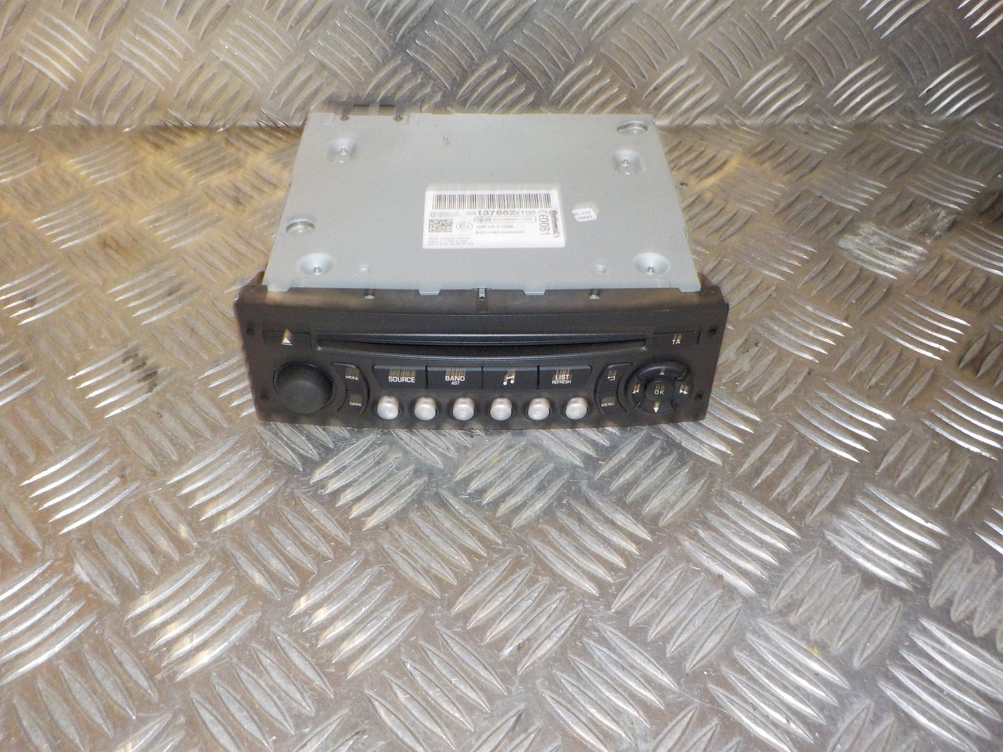 Citroen C3 II Radio, Multi Display Med OEM Nr. 98107406XT Fra Citroen Ophugger