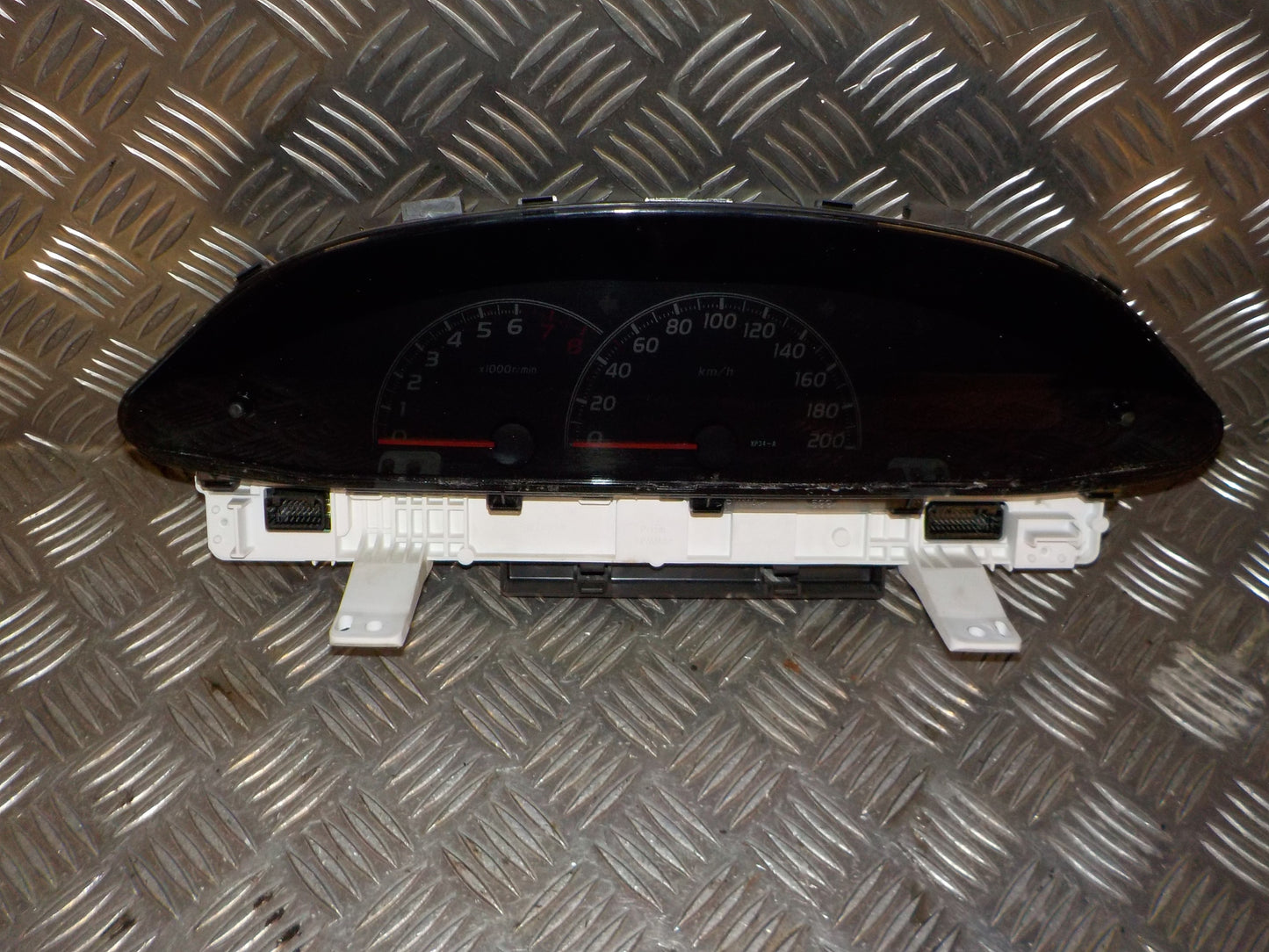 Toyota Yaris Speedometer - Instrument Med OEM Nr. 838000DG10 Fra Toyota Ophugger