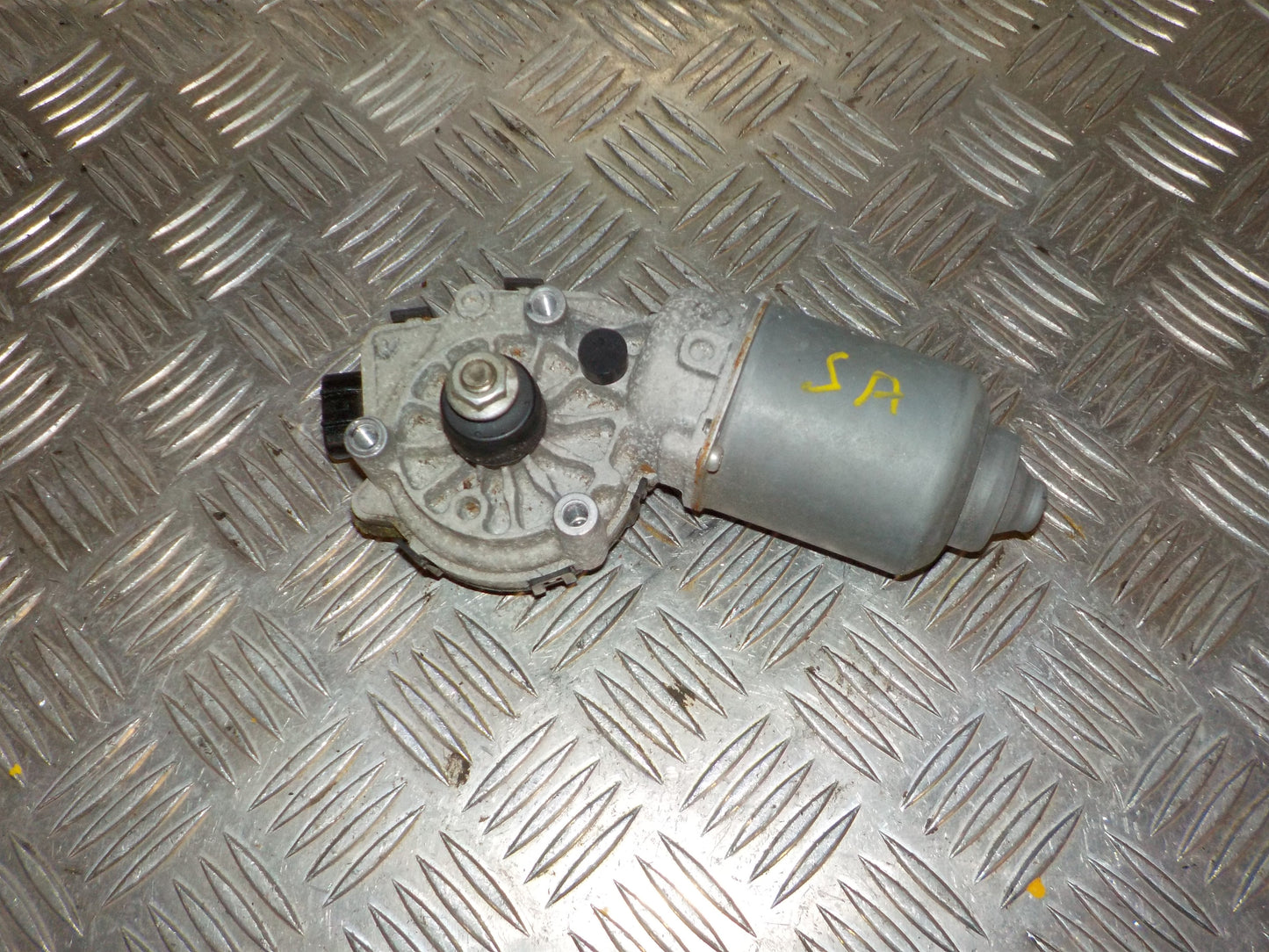 Toyota Yaris Viskermotor Med OEM Nr. 851100D080 Fra Toyota Ophugger