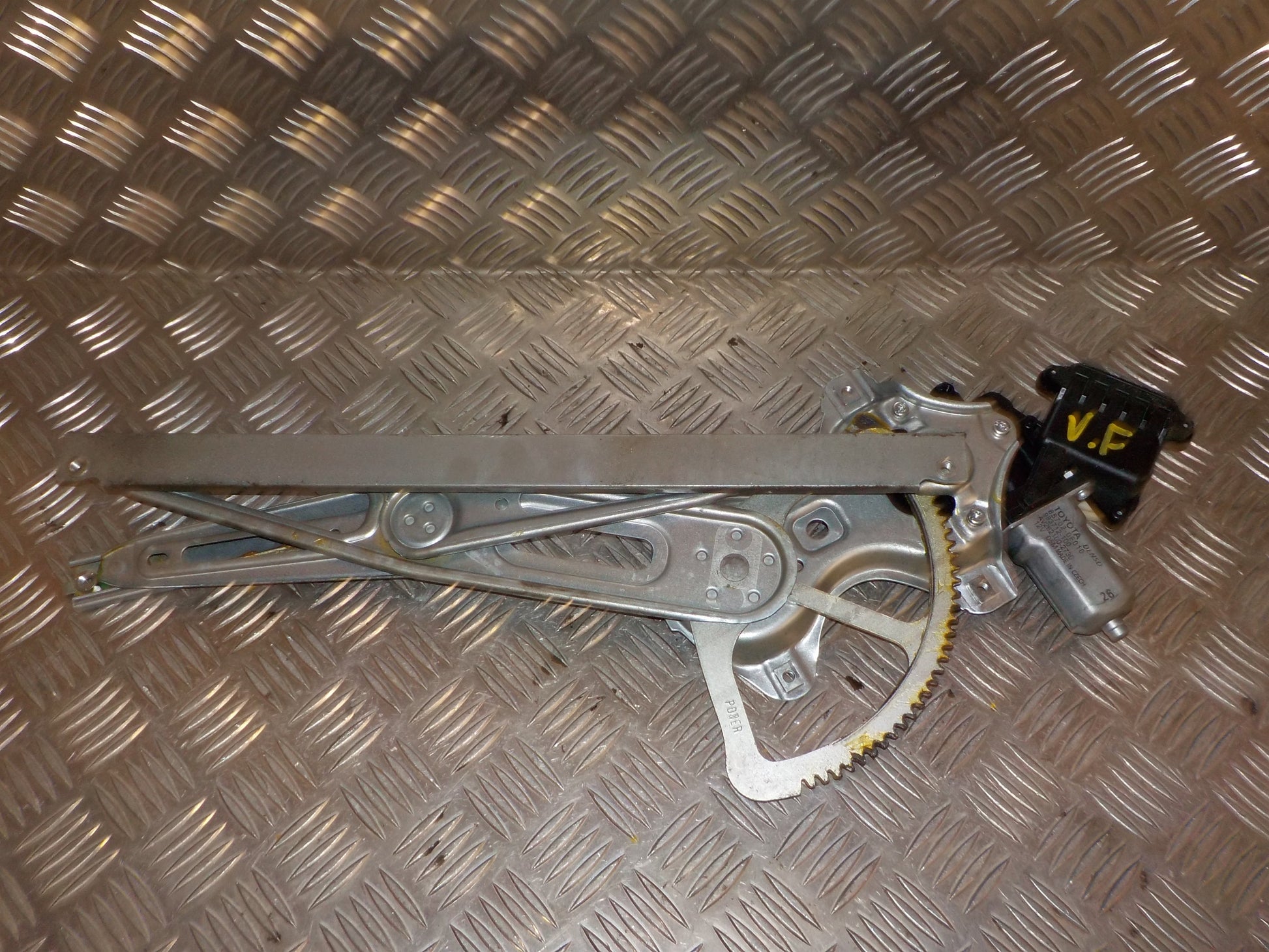 Toyota Yaris Rudemotor - Rudehejs Med OEM Nr. 857020F010 Fra Toyota Ophugger