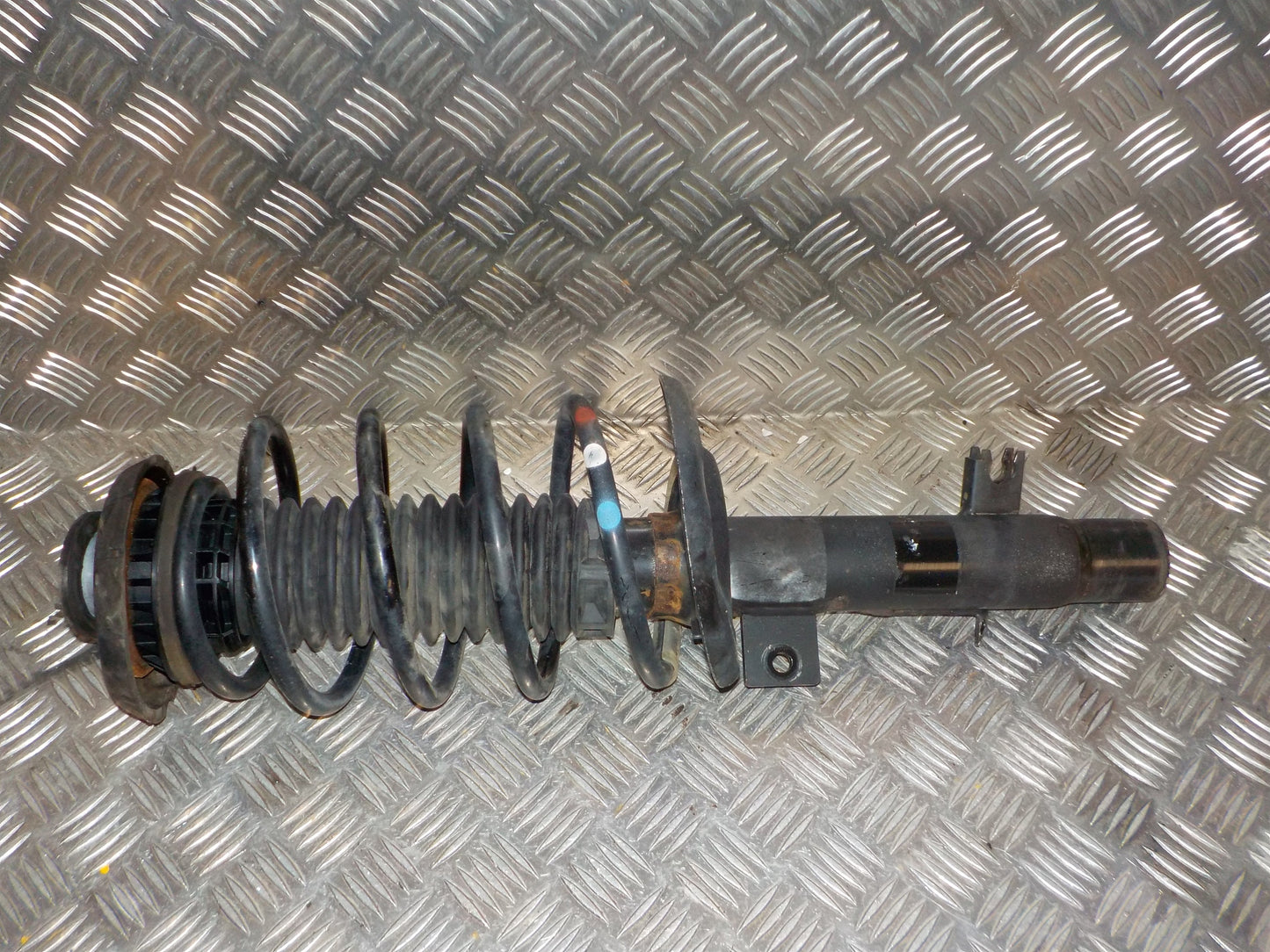 Peugeot 208 Fjederben For V Med OEM Nr. 9804831180 Fra Peugeot Ophugger