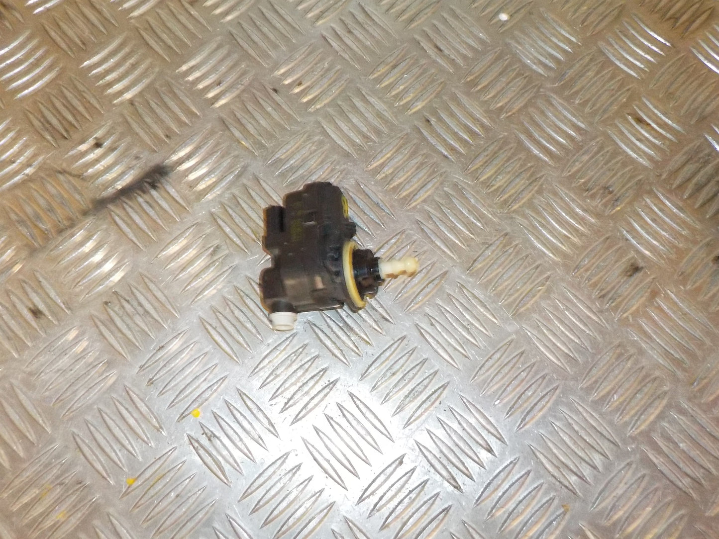 Peugeot 208 Lygtejusterings Motor Med OEM Nr. 90005925 Fra Peugeot Ophugger