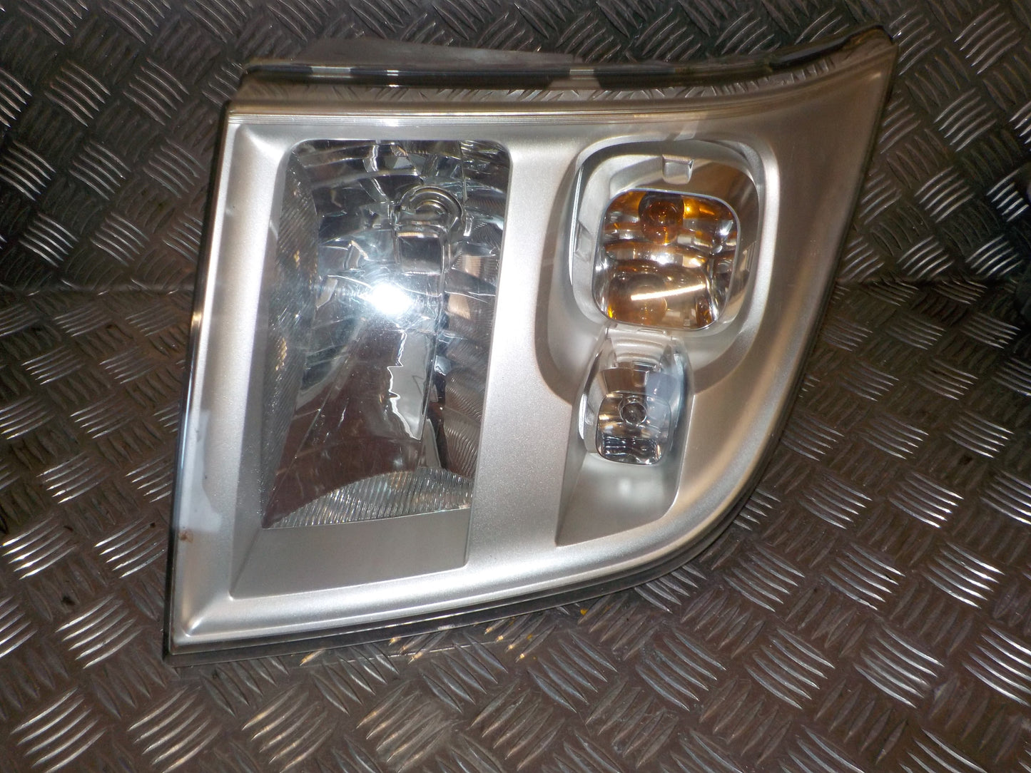 Ford Transit Forhj Forlygte Med OEM Nr. 1684408 Fra Ford Ophugger