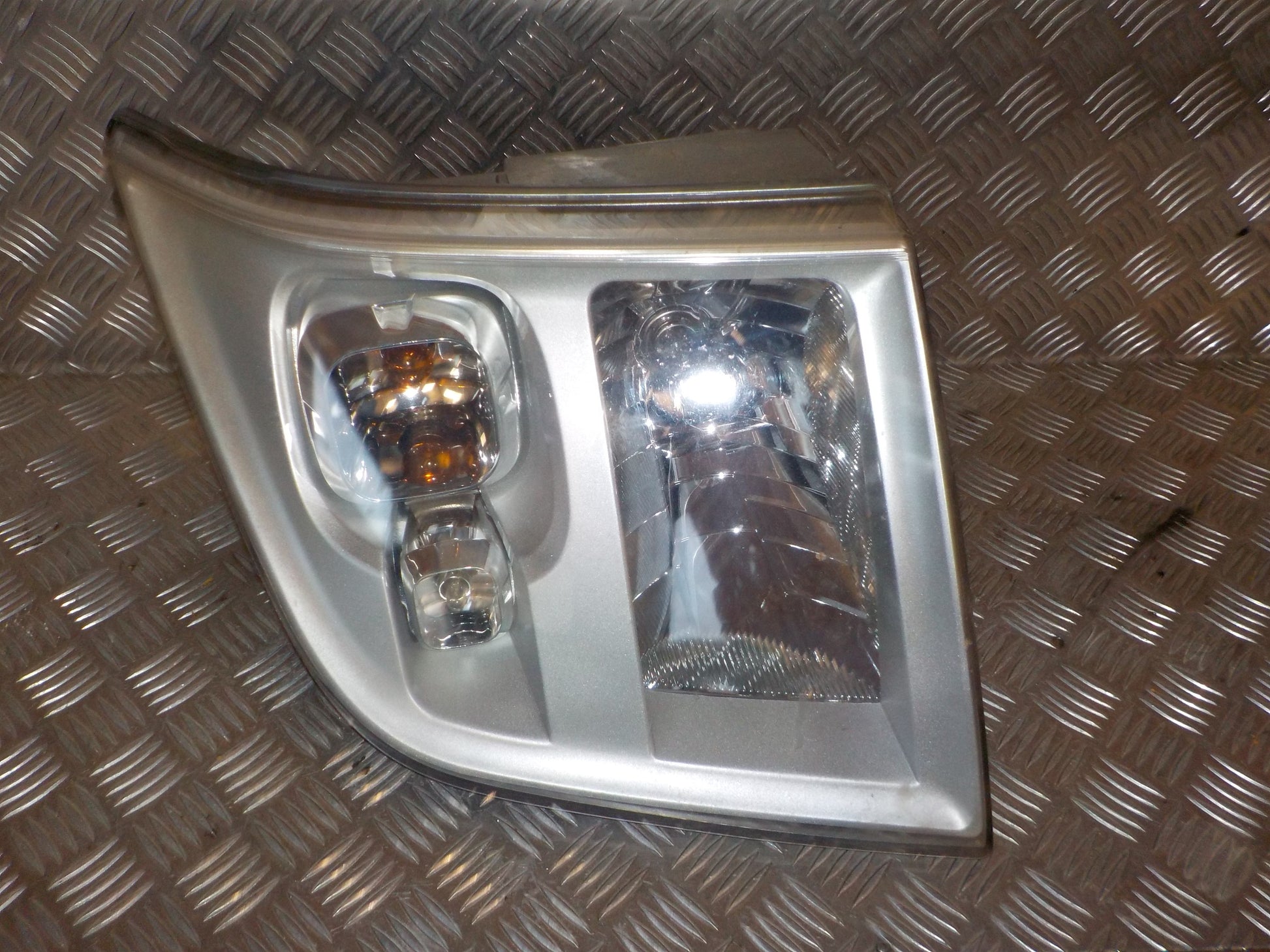 Ford Transit Forhj Forlygte Med OEM Nr. 1684410 Fra Ford Ophugger