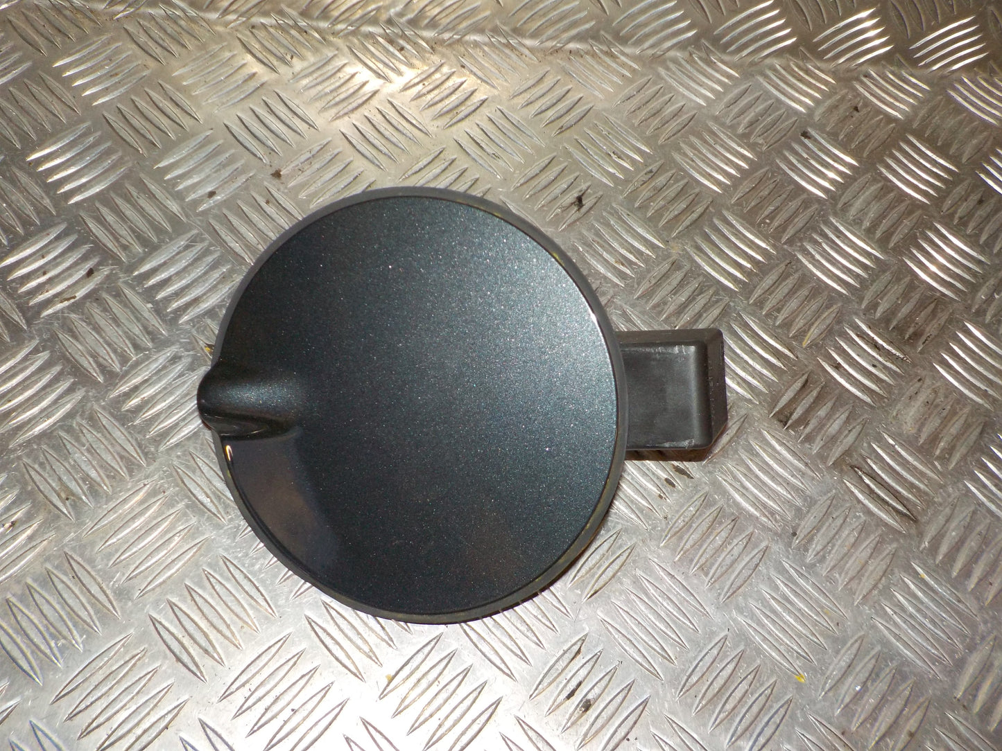 Opel Corsa E Benzinklap / Tankklap Med OEM Nr. 13101115 Fra Opel Ophugger